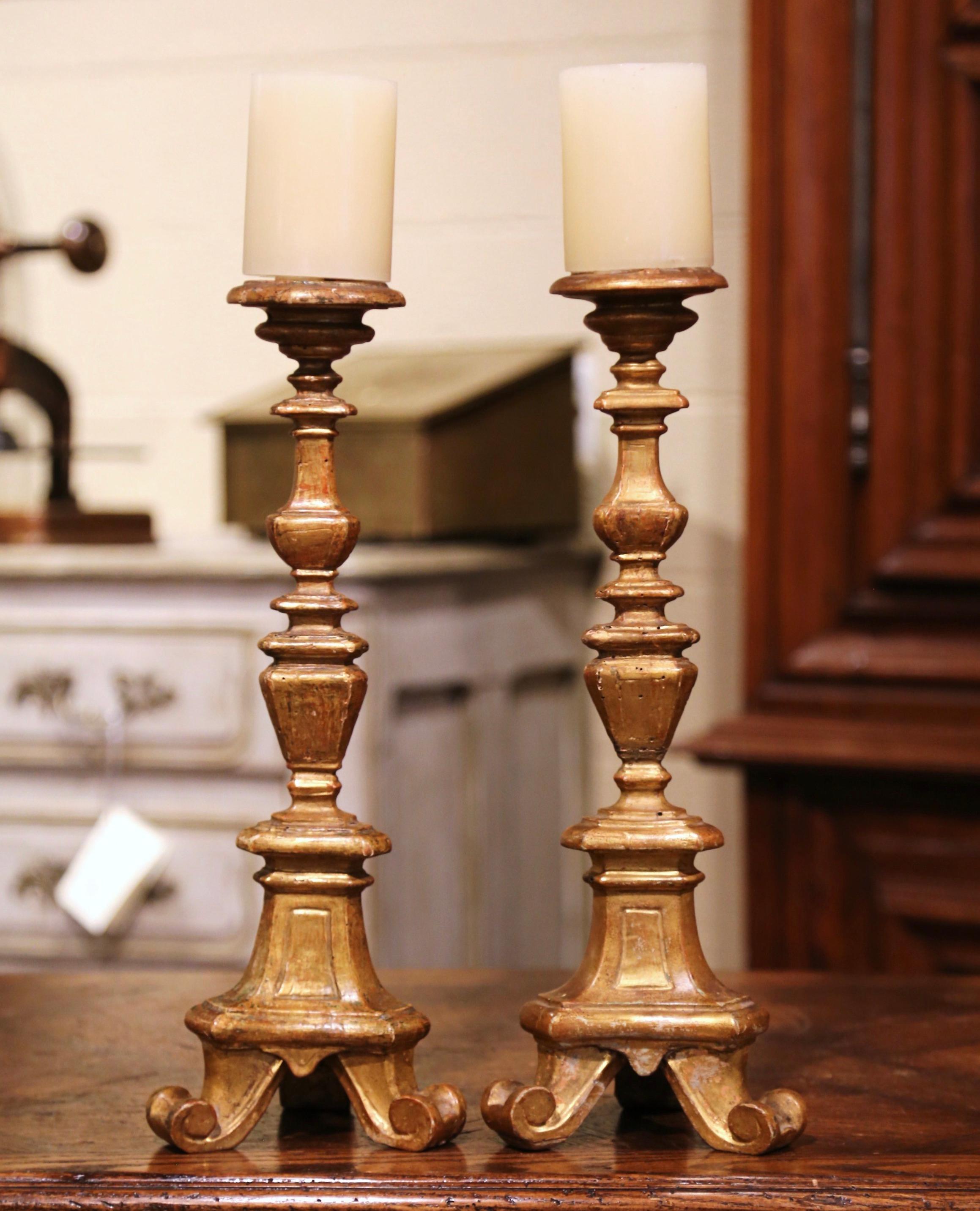 Doré Paire de chandeliers de cathédrales italiens en bois doré sculpté du 19ème siècle en vente