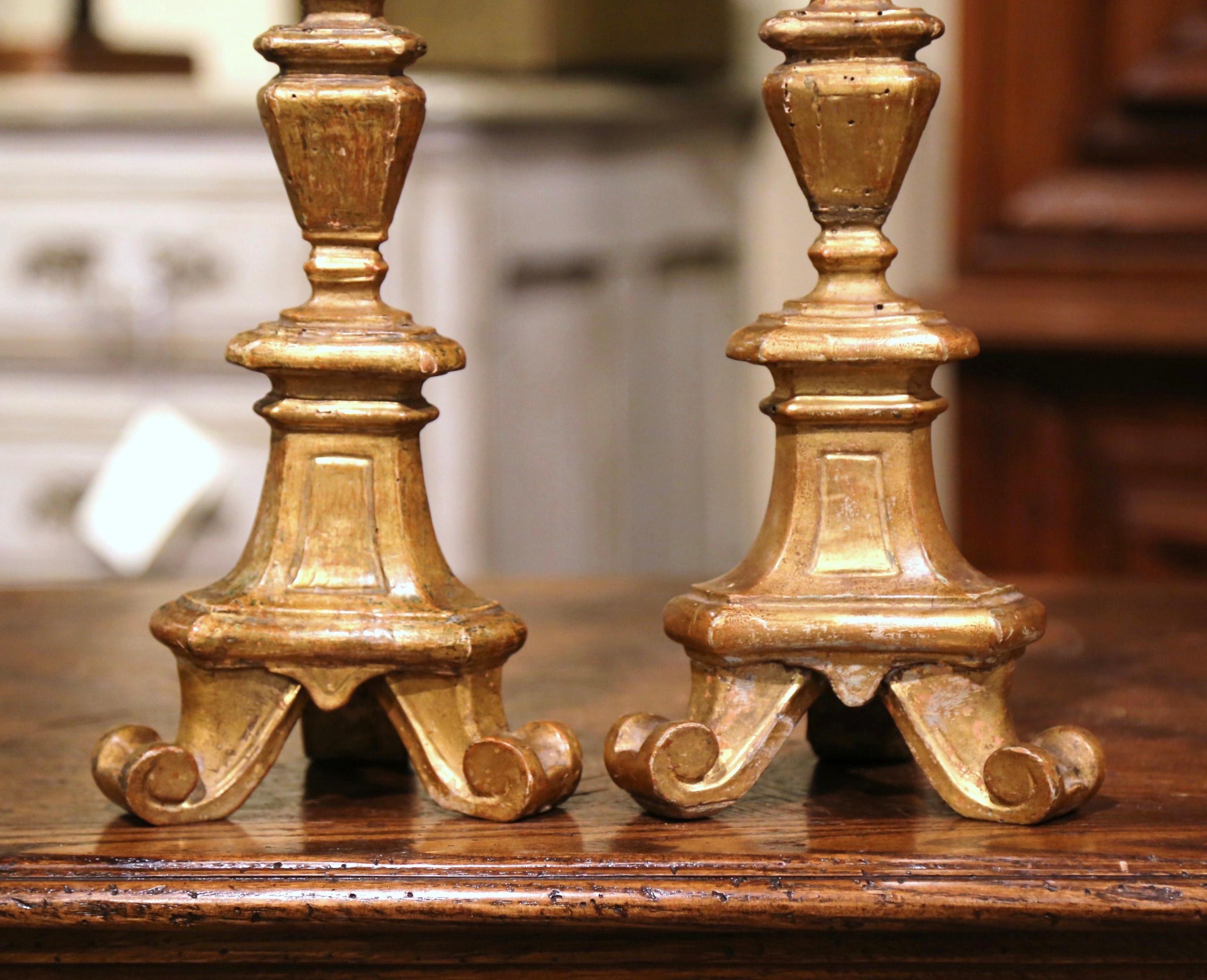 XIXe siècle Paire de chandeliers de cathédrales italiens en bois doré sculpté du 19ème siècle en vente