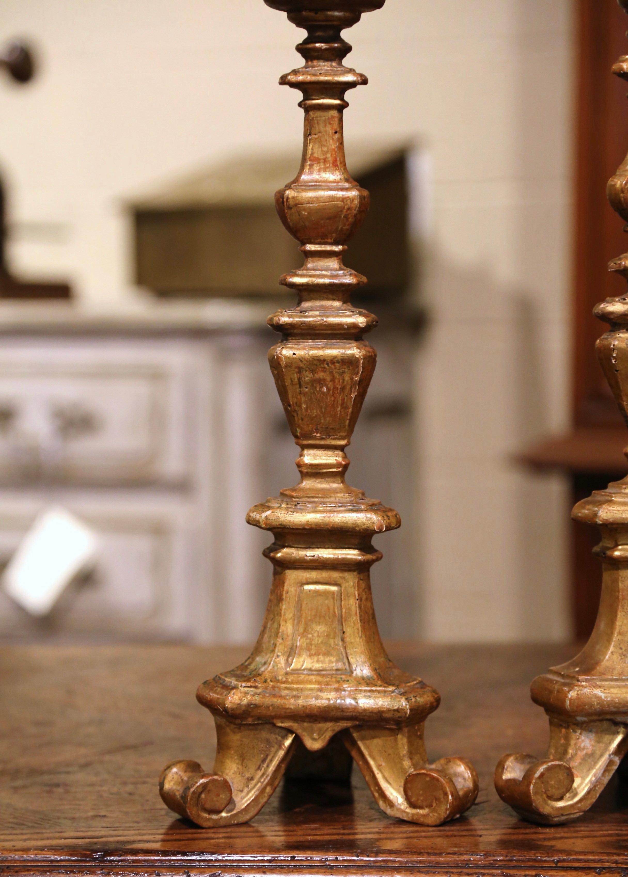Bois doré Paire de chandeliers de cathédrales italiens en bois doré sculpté du 19ème siècle en vente