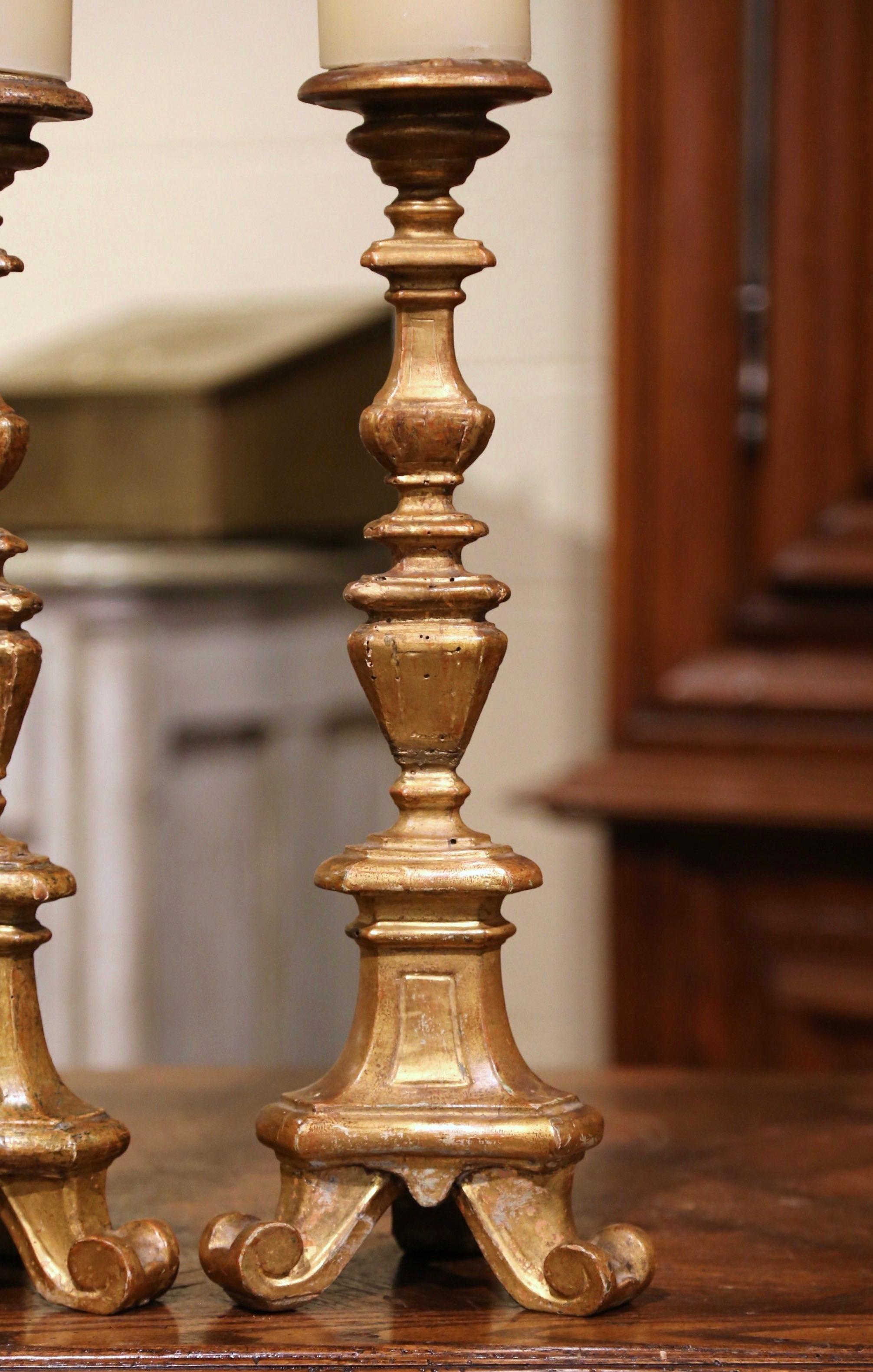 Paire de chandeliers de cathédrales italiens en bois doré sculpté du 19ème siècle en vente 1