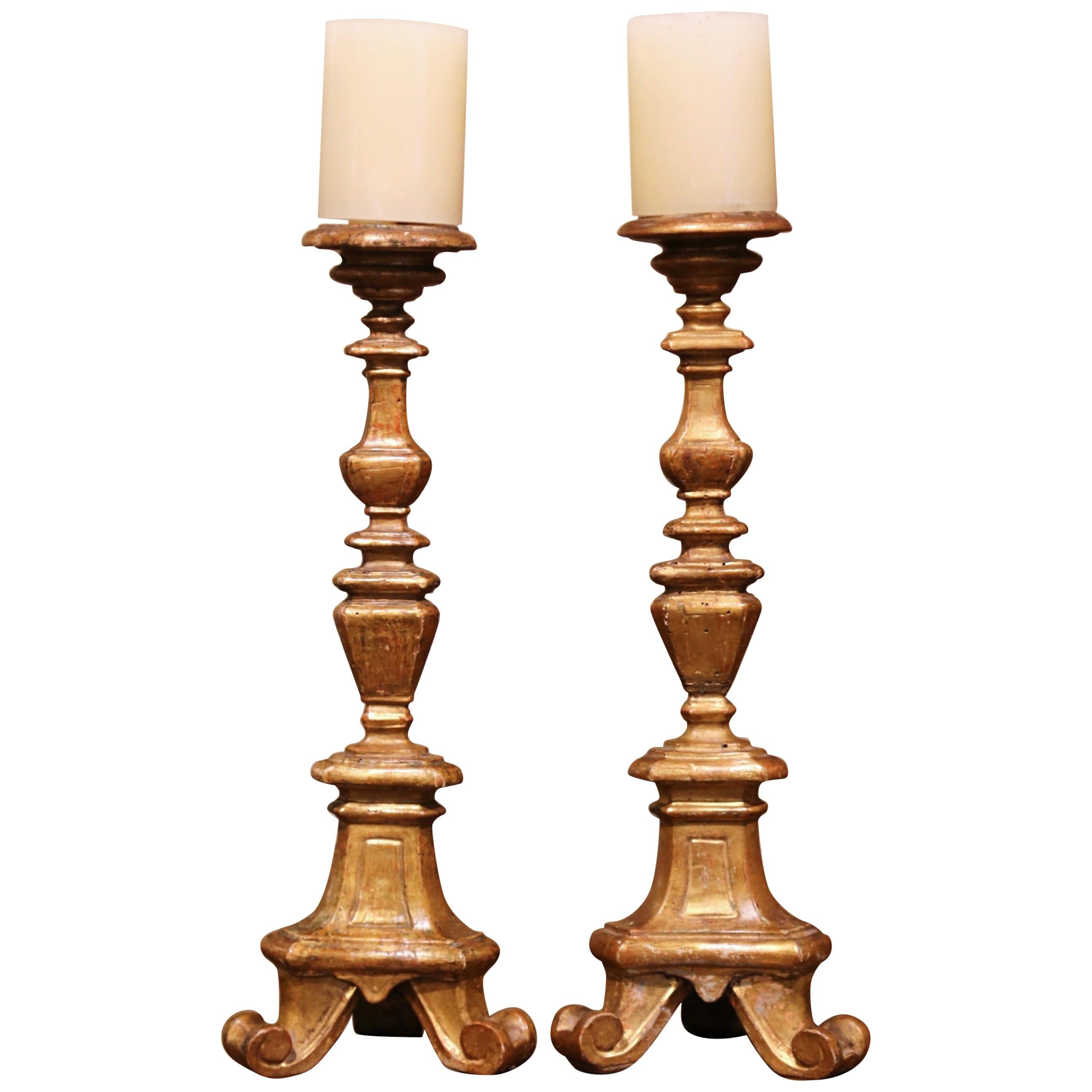 Paire de chandeliers de cathédrales italiens en bois doré sculpté du 19ème siècle en vente