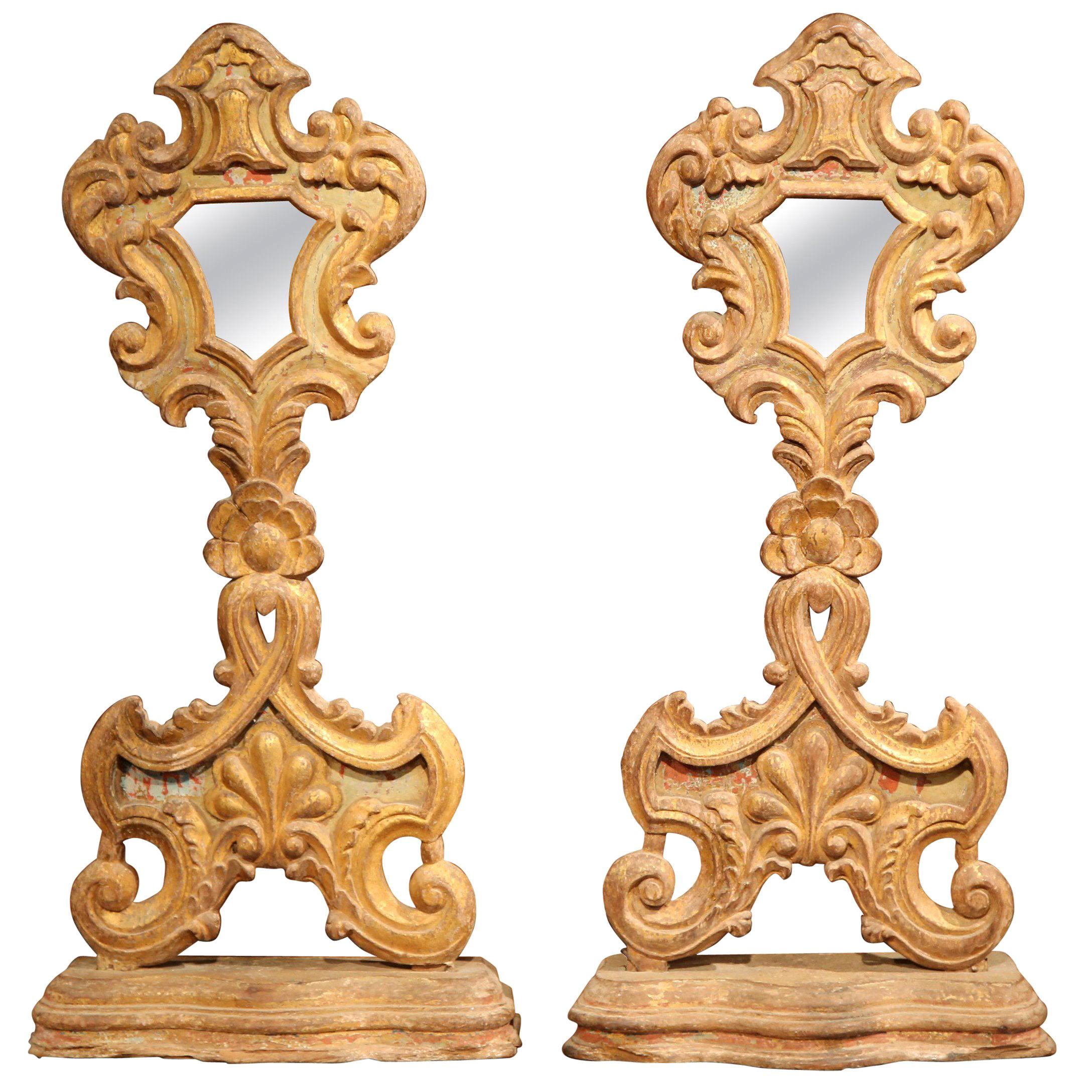 Paire de miroirs reliques d'église italiens en bois doré sculpté du XIXe siècle sur pied