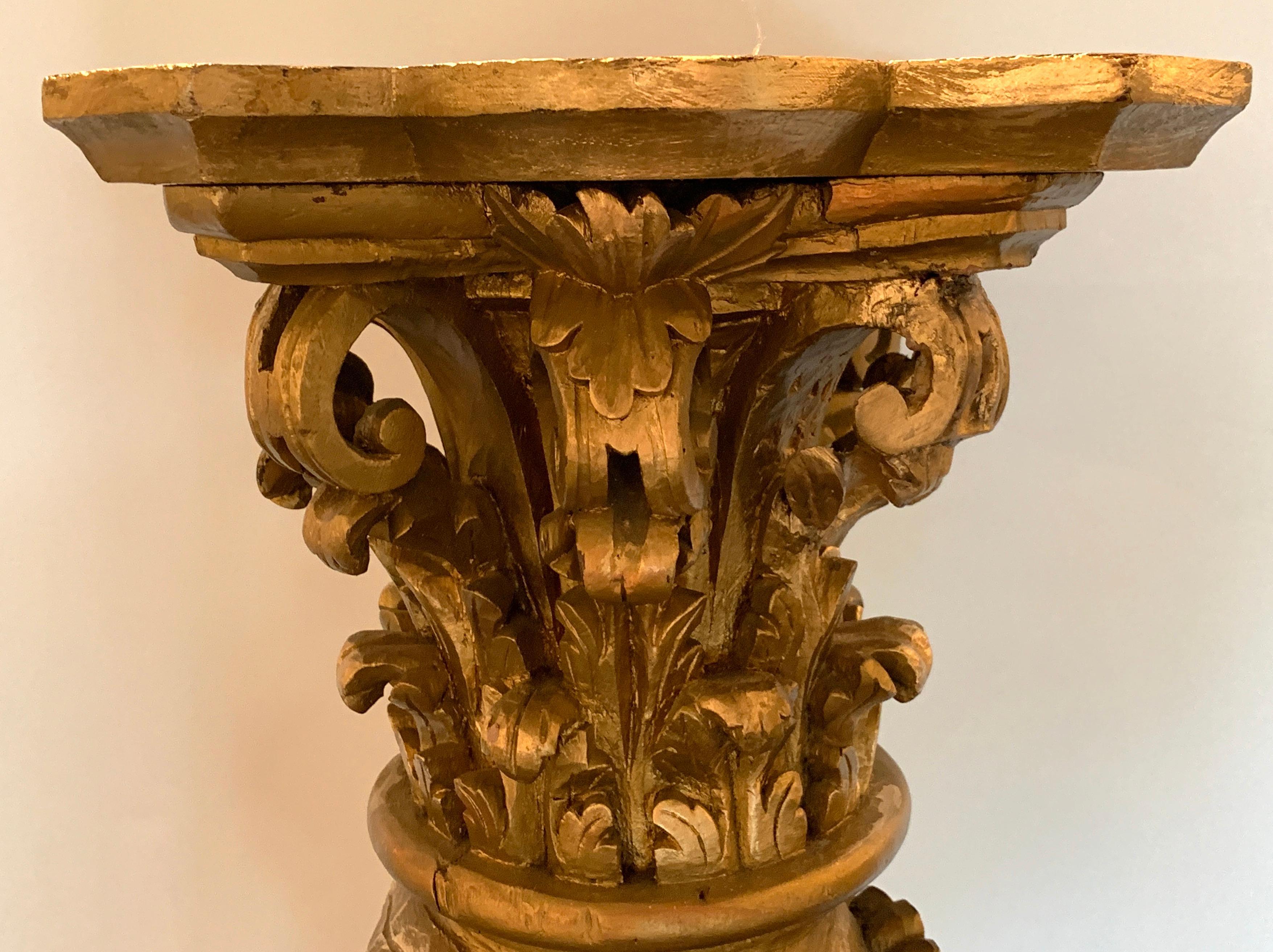 Paire de colonnes italiennes du 19ème siècle en bois doré sculpté et sculpté en vente 3