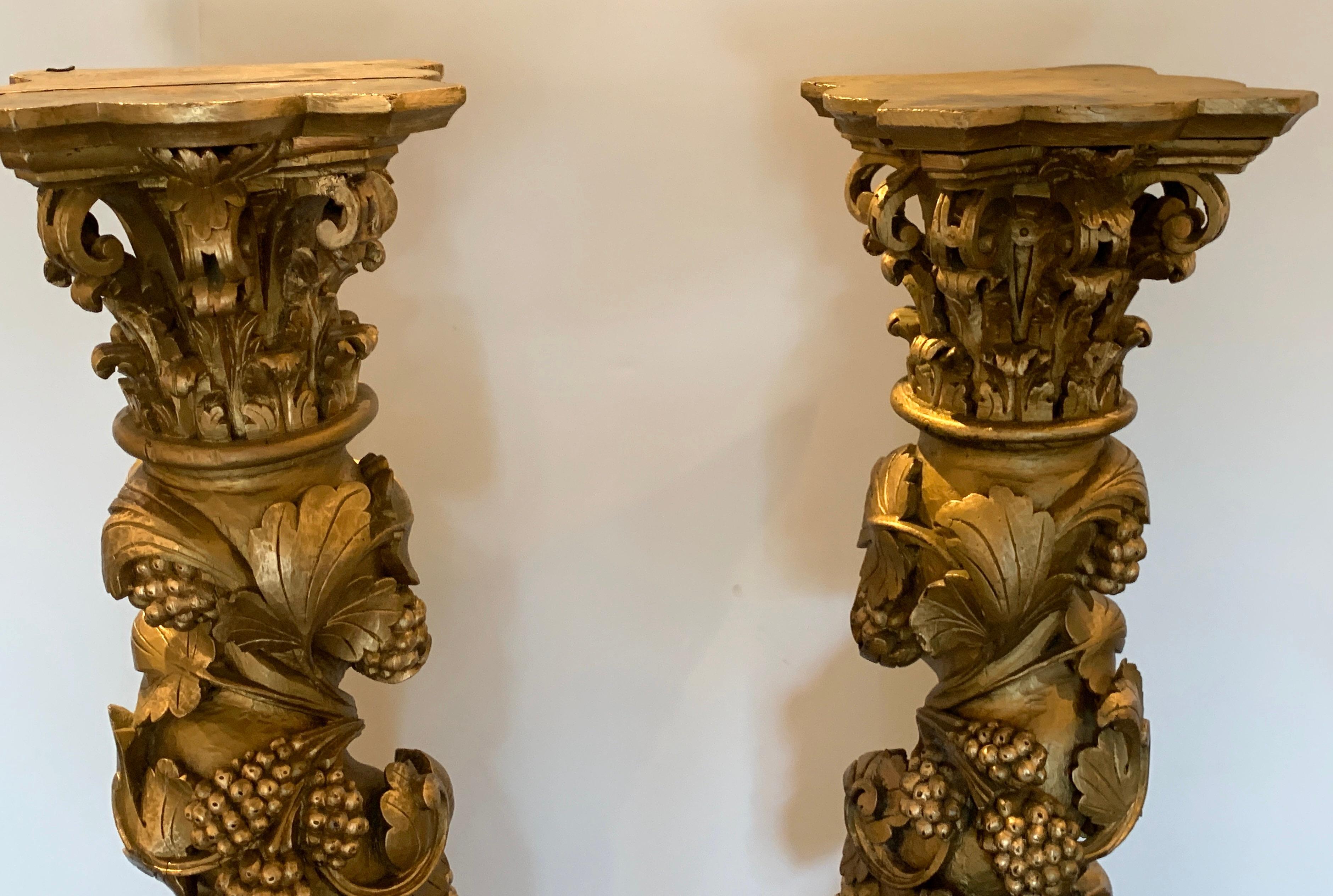 Baroque Paire de colonnes italiennes du 19ème siècle en bois doré sculpté et sculpté en vente
