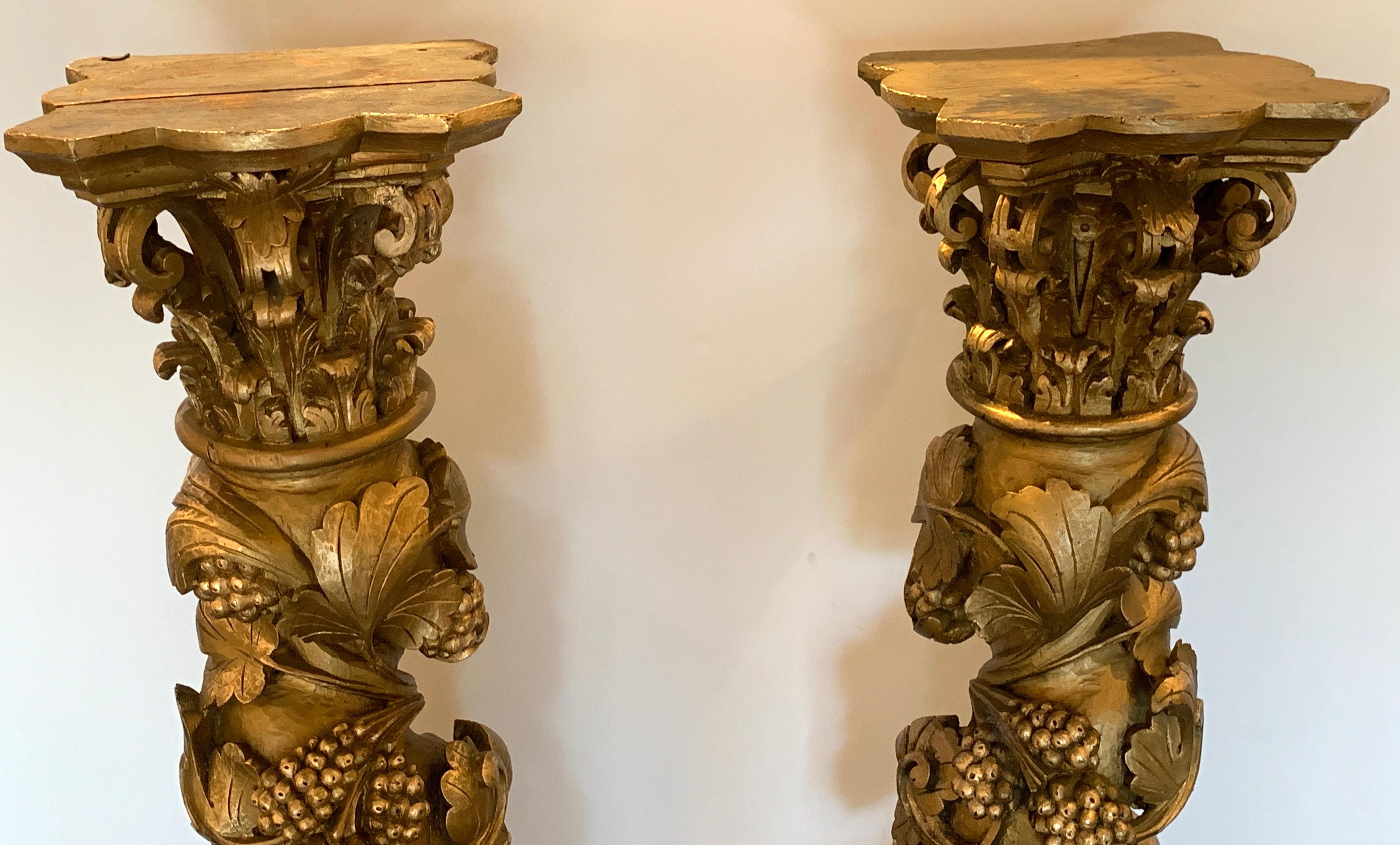 Sculpté Paire de colonnes italiennes du 19ème siècle en bois doré sculpté et sculpté en vente