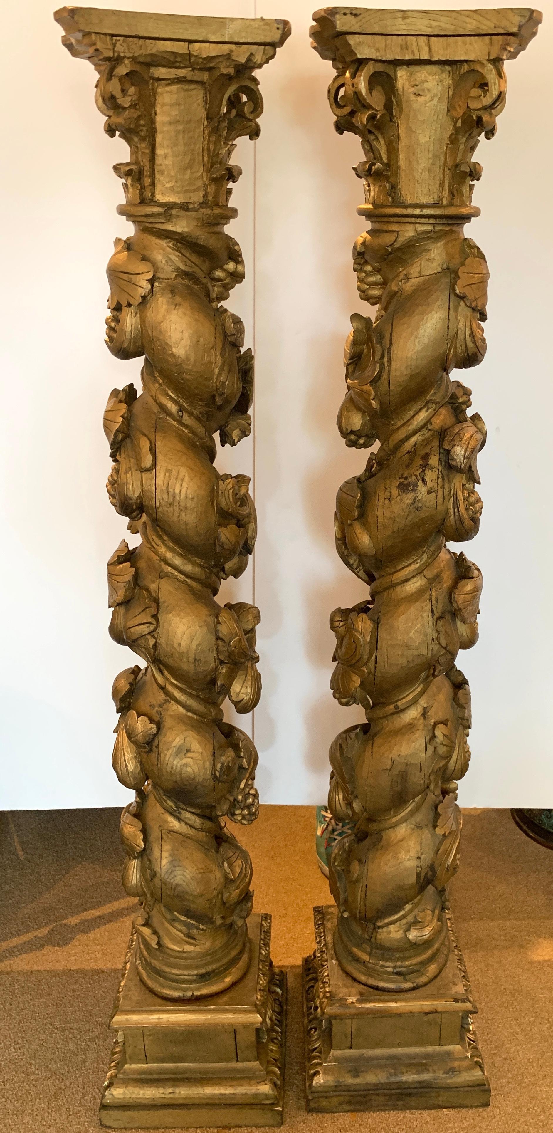 Bois doré Paire de colonnes italiennes du 19ème siècle en bois doré sculpté et sculpté en vente