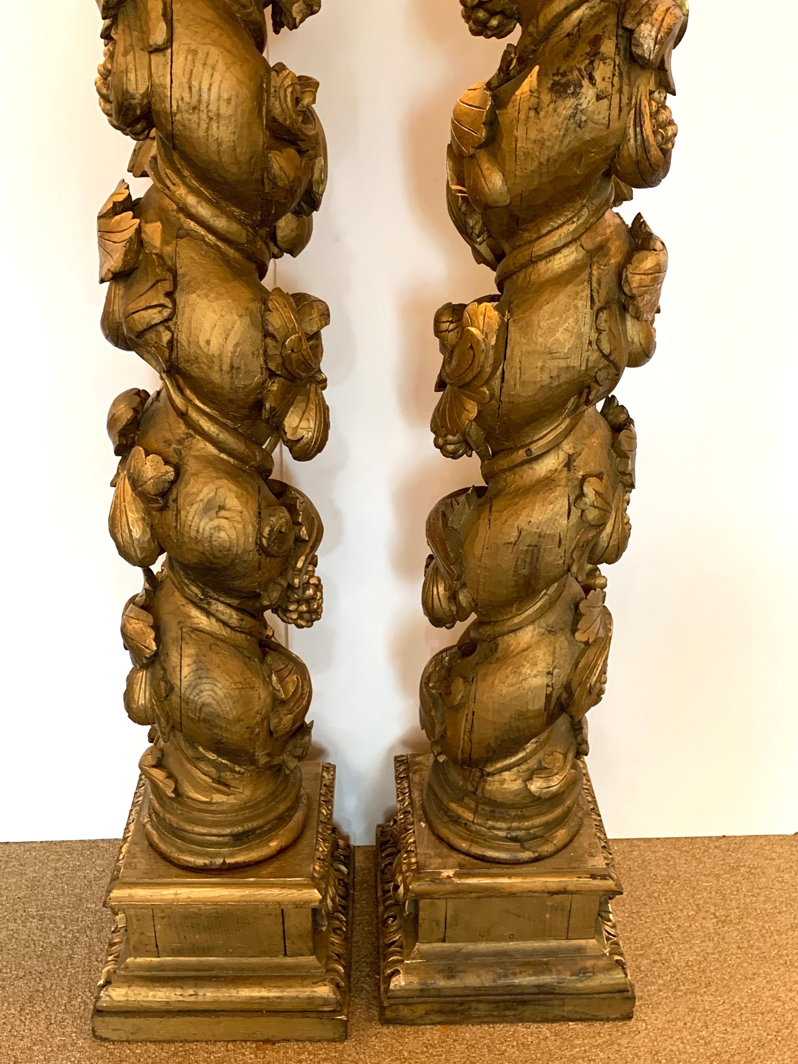 Paire de colonnes italiennes du 19ème siècle en bois doré sculpté et sculpté en vente 1