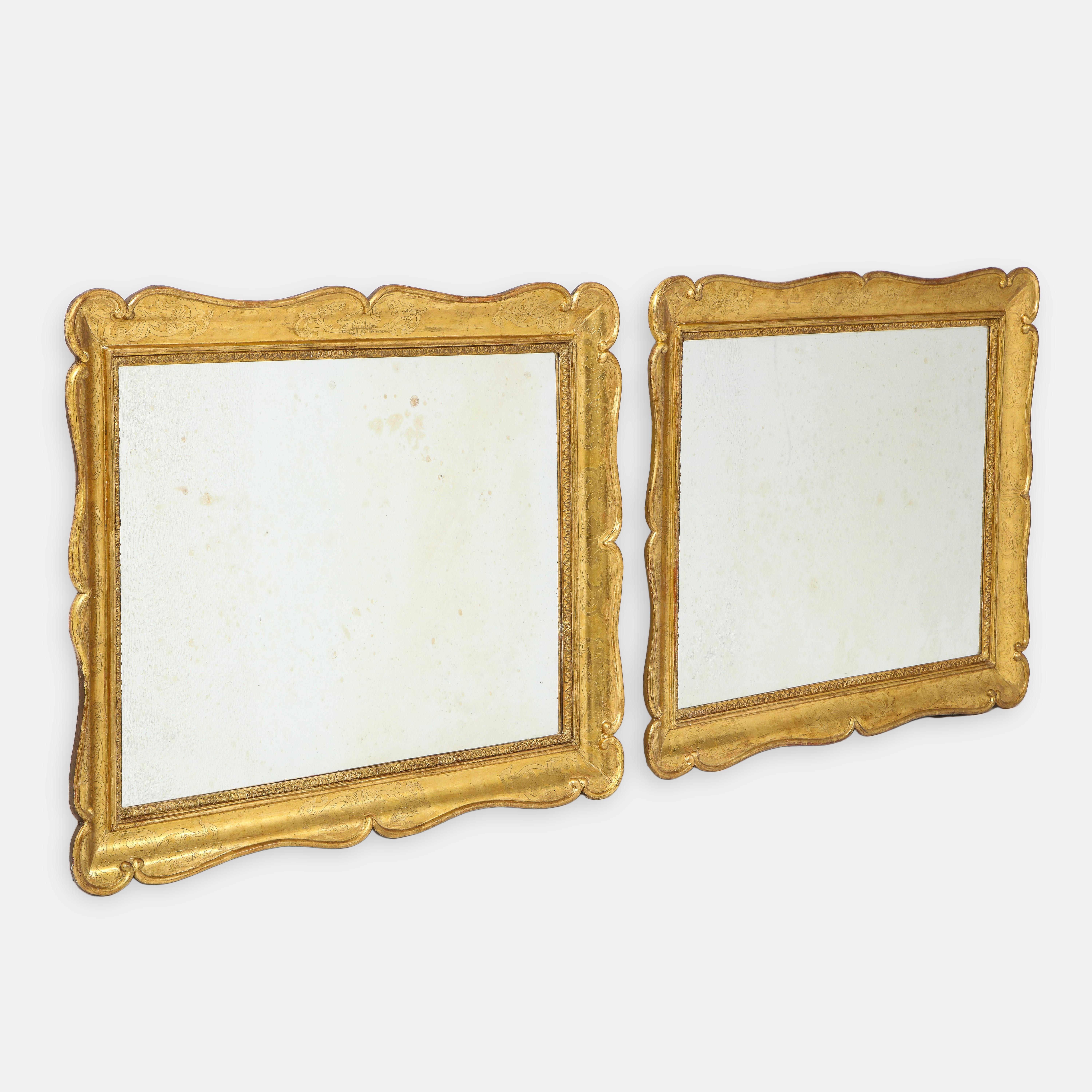 Paire de miroirs italiens en bois doré sculpté du XIXe siècle en vente 6