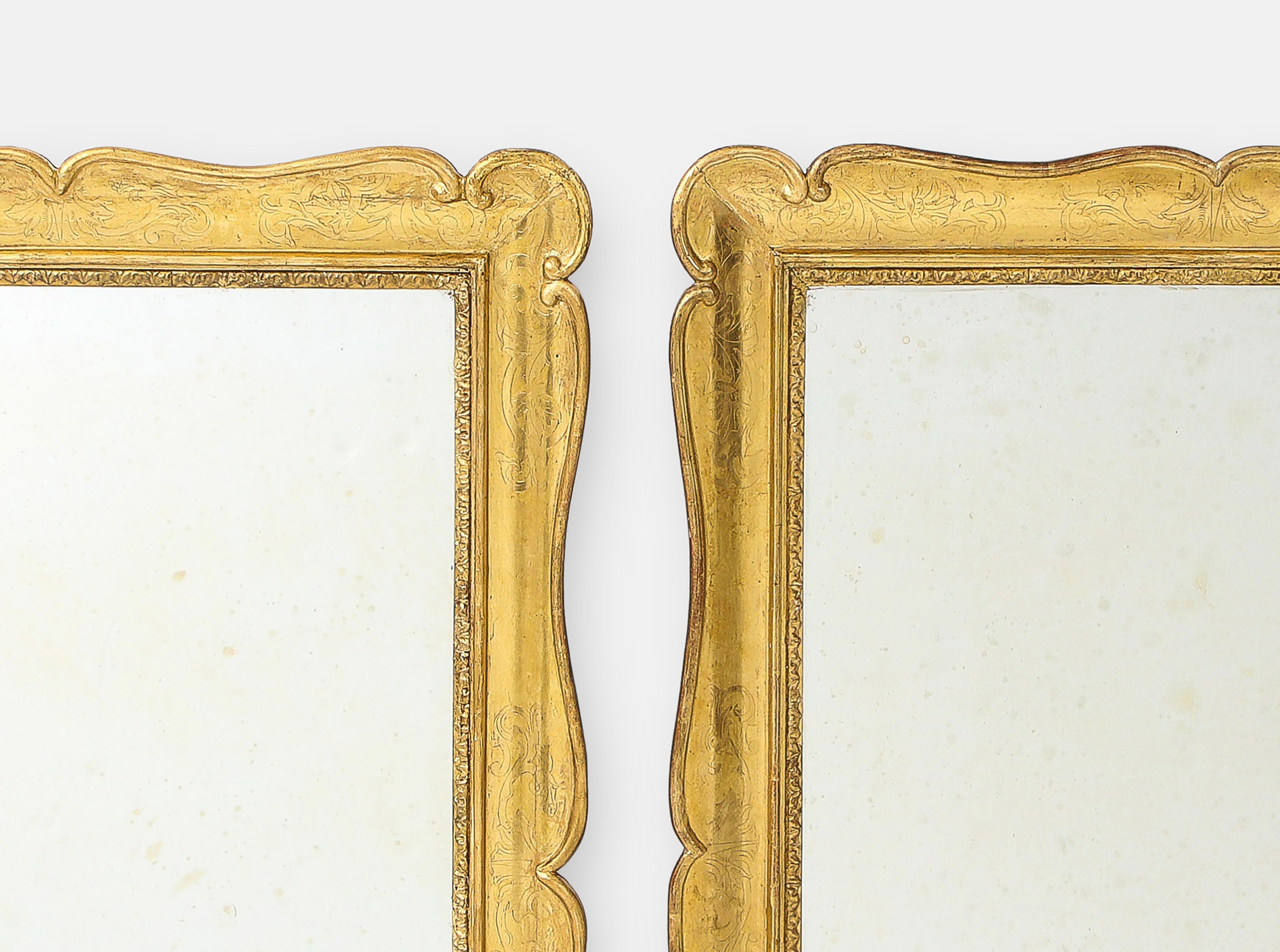 Paire de miroirs italiens en bois doré sculpté du XIXe siècle en vente 1