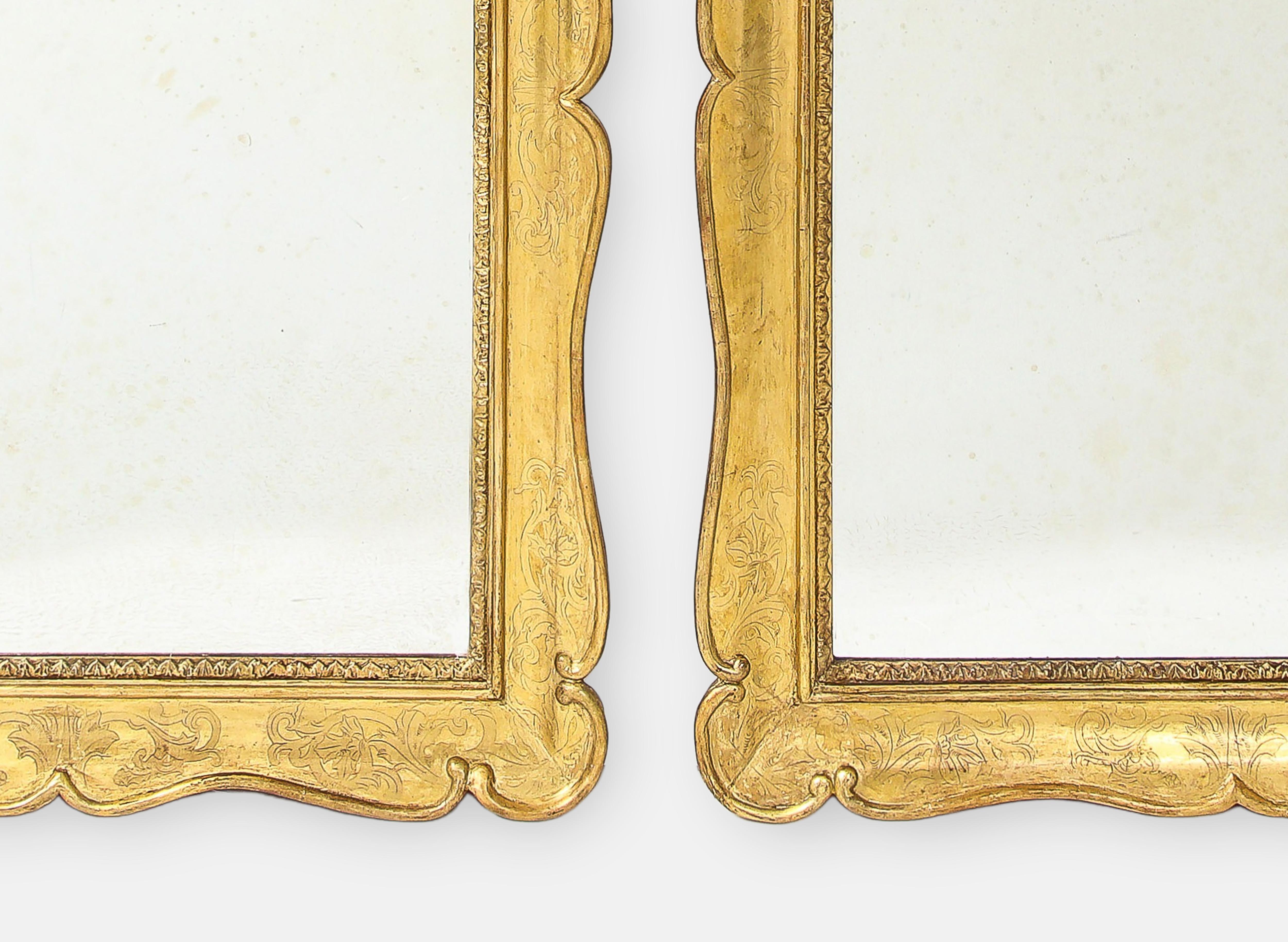 Paire de miroirs italiens en bois doré sculpté du XIXe siècle en vente 3