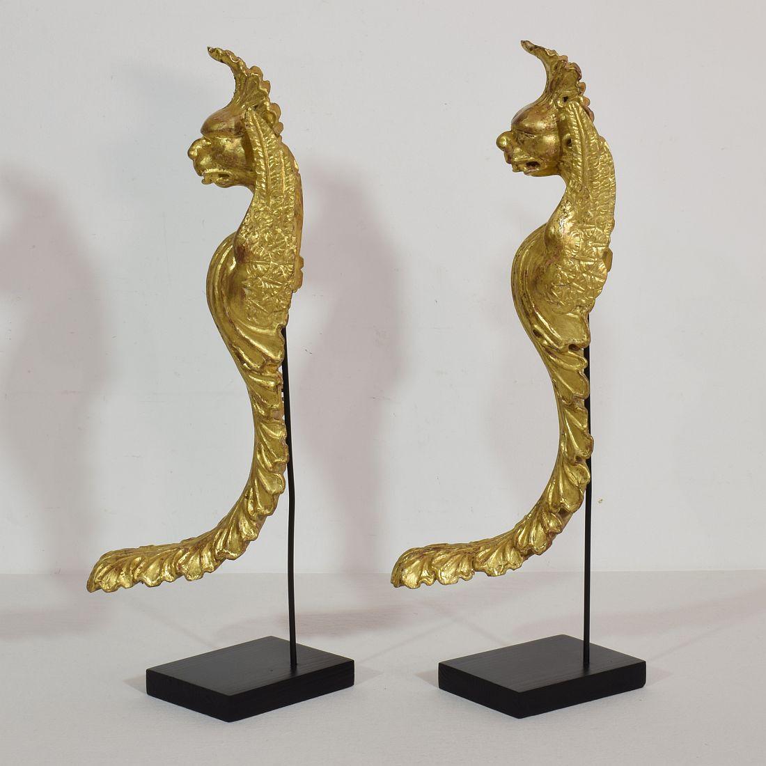 Pair of 19th Century Italian Carved Giltwood Mythical Figure Ornaments In Good Condition In Buisson, FR