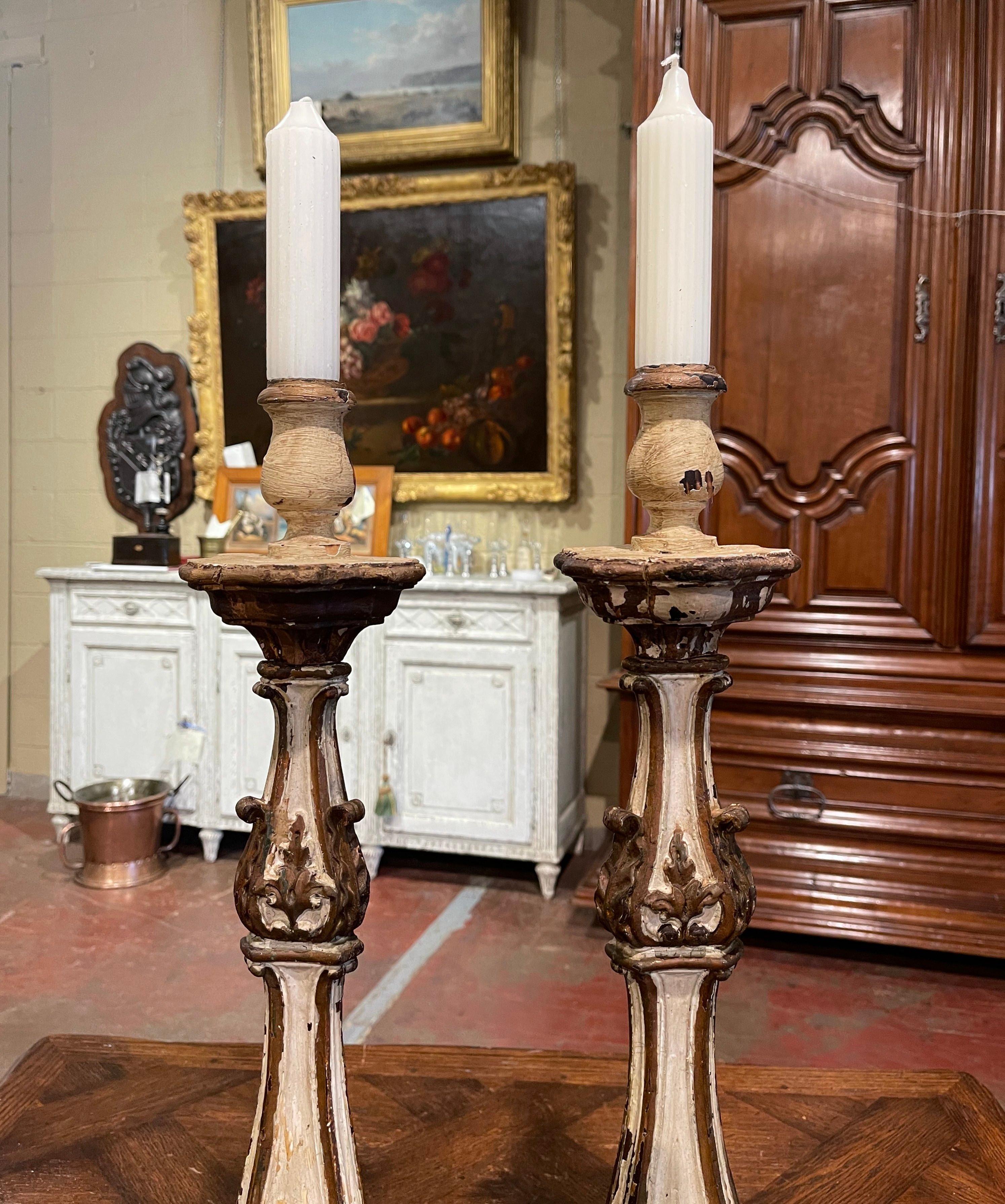 Paar italienische geschnitzte, zweifarbige, bemalte Kerzenständer aus dem 19. Jahrhundert (Louis XV.) im Angebot