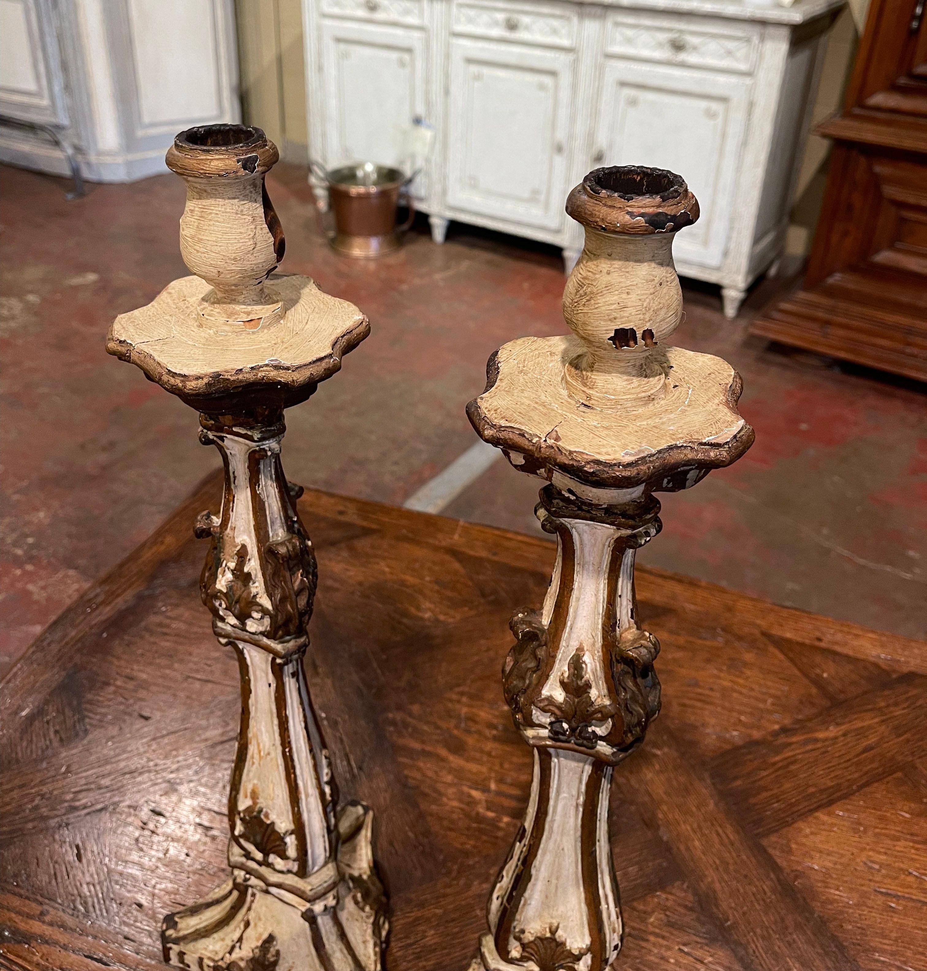 Paar italienische geschnitzte, zweifarbige, bemalte Kerzenständer aus dem 19. Jahrhundert im Angebot 2