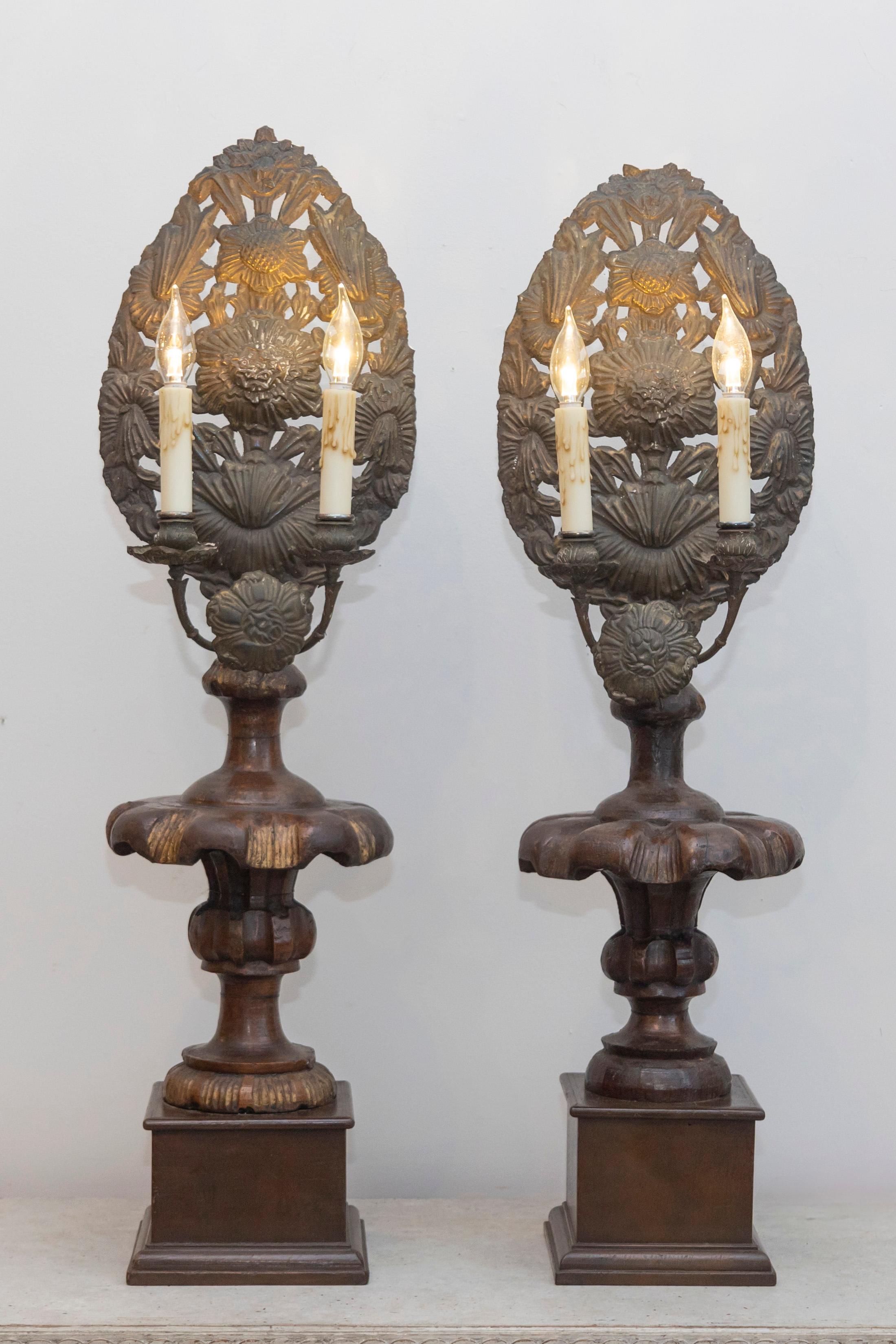 Doré Paire de chandeliers italiens du XIXe siècle en bois sculpté et doré avec motif floral en vente
