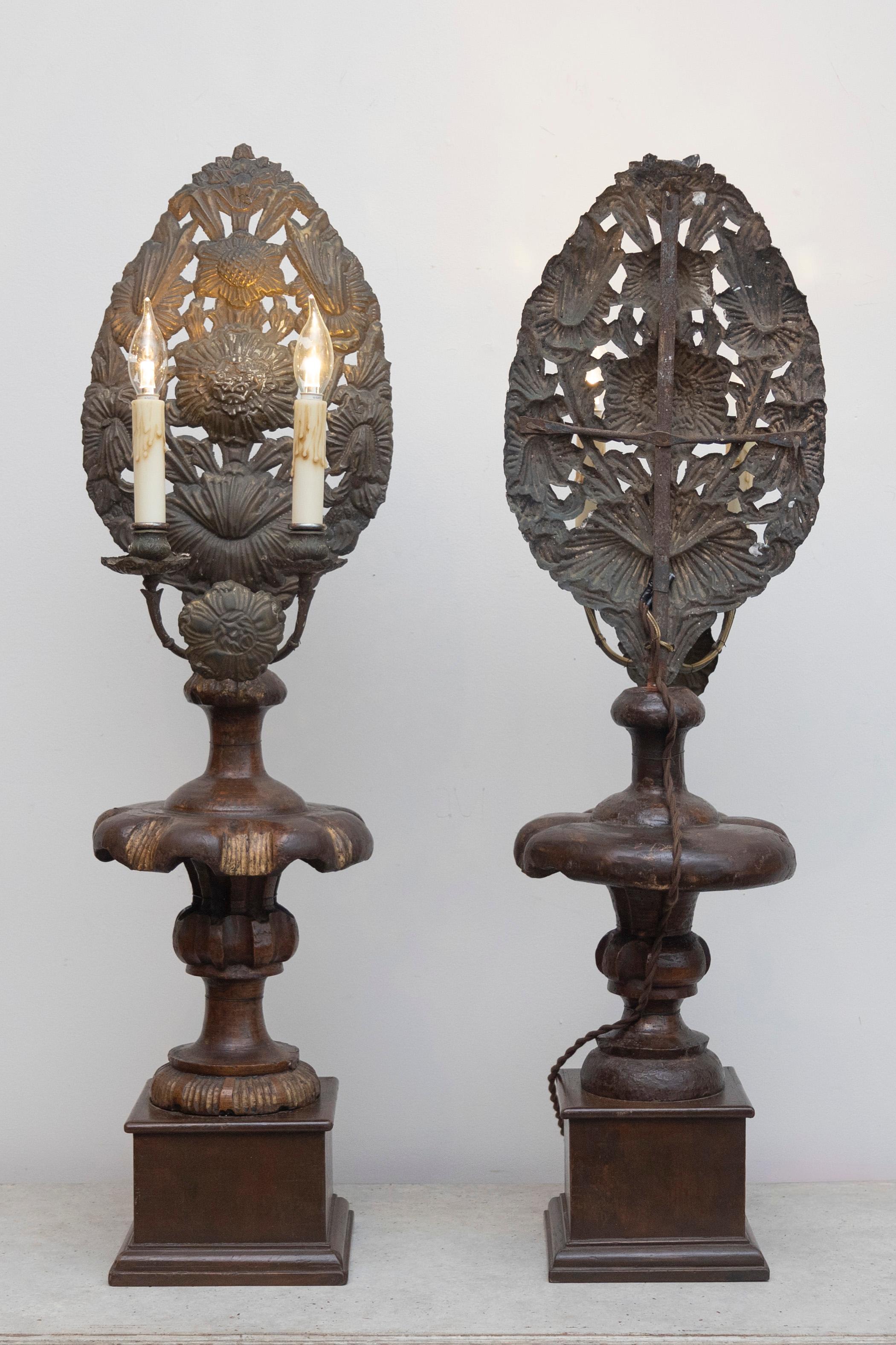 Métal Paire de chandeliers italiens du XIXe siècle en bois sculpté et doré avec motif floral en vente