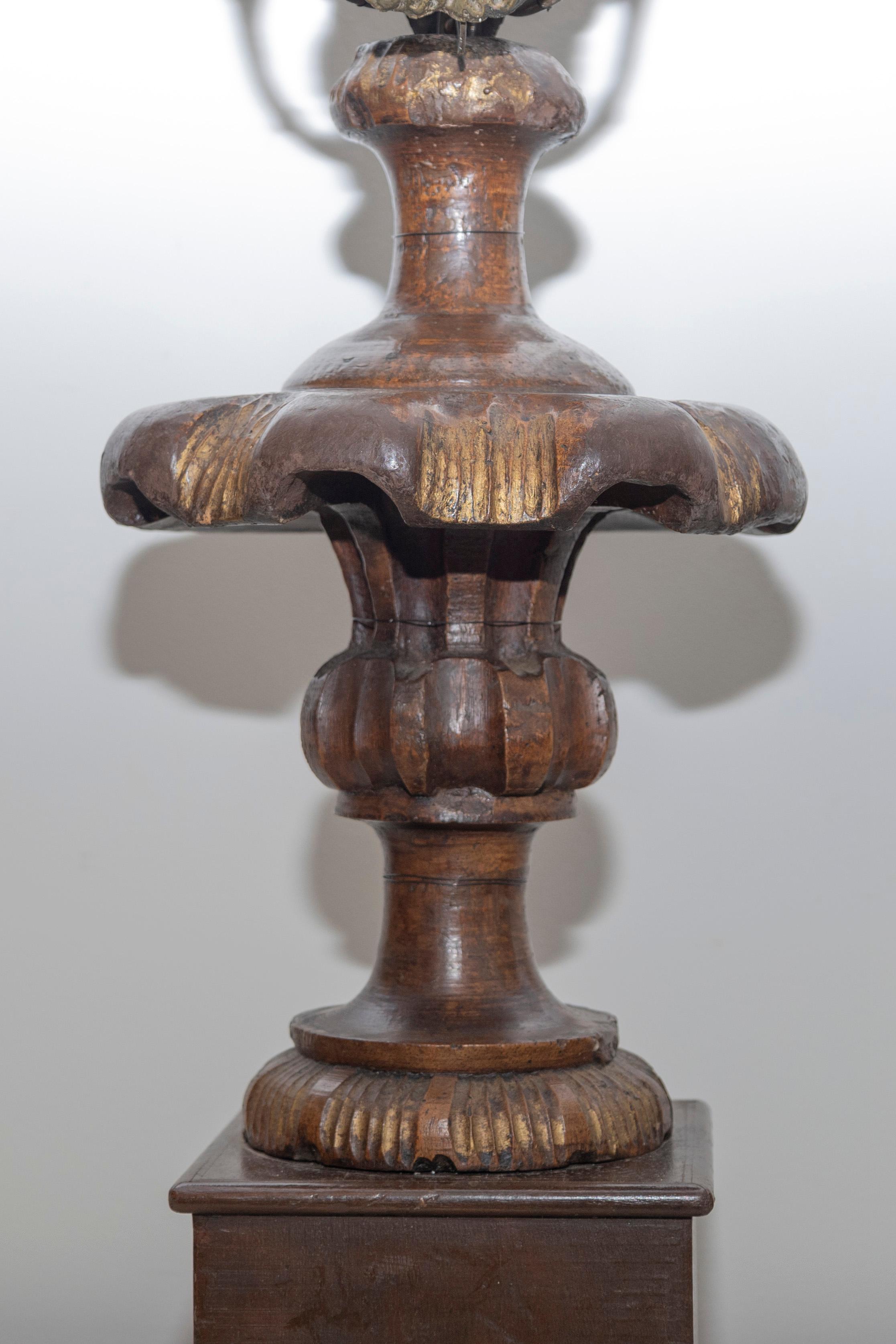 Paire de chandeliers italiens du XIXe siècle en bois sculpté et doré avec motif floral en vente 1