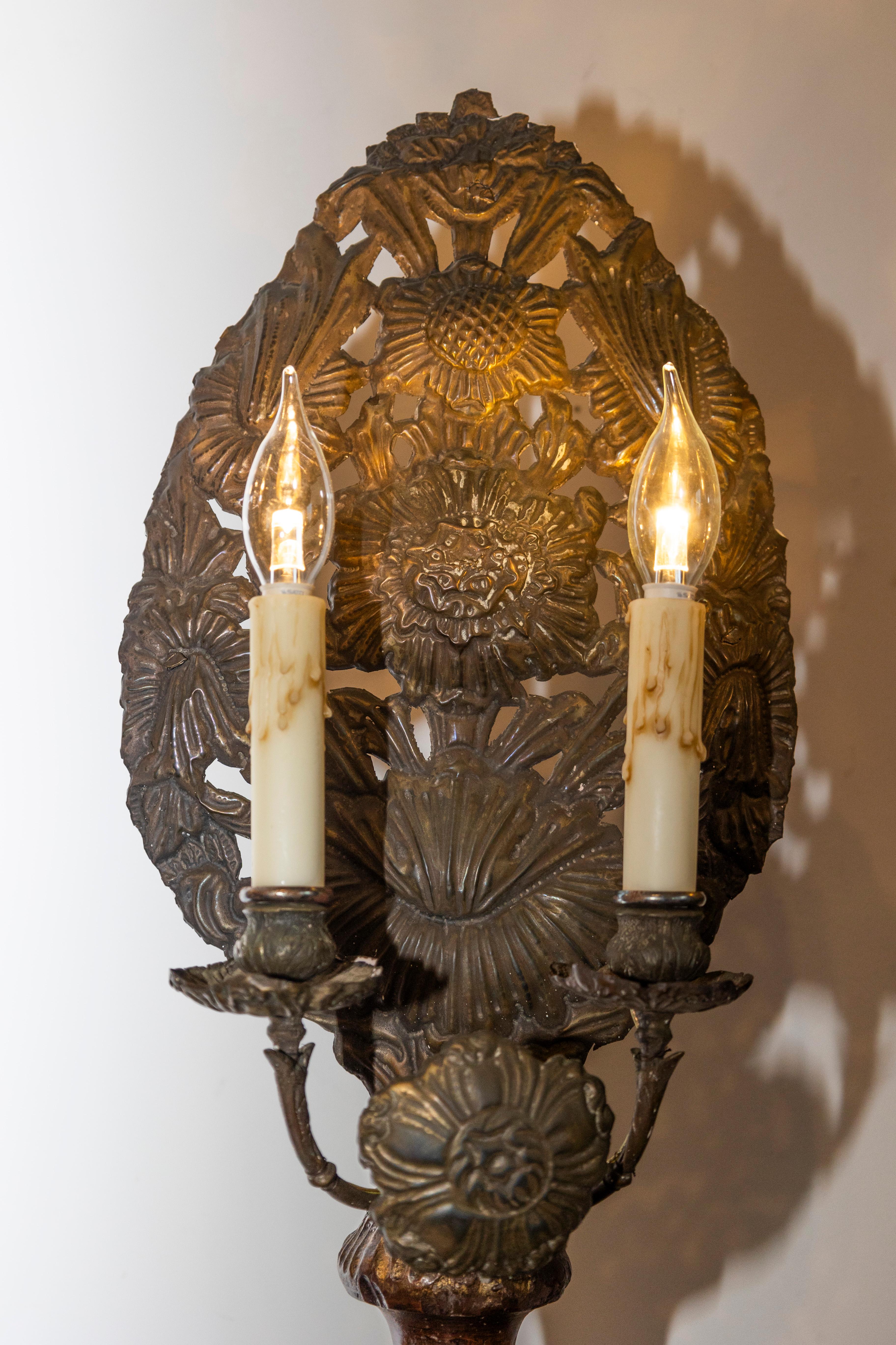 Paire de chandeliers italiens du XIXe siècle en bois sculpté et doré avec motif floral en vente 2