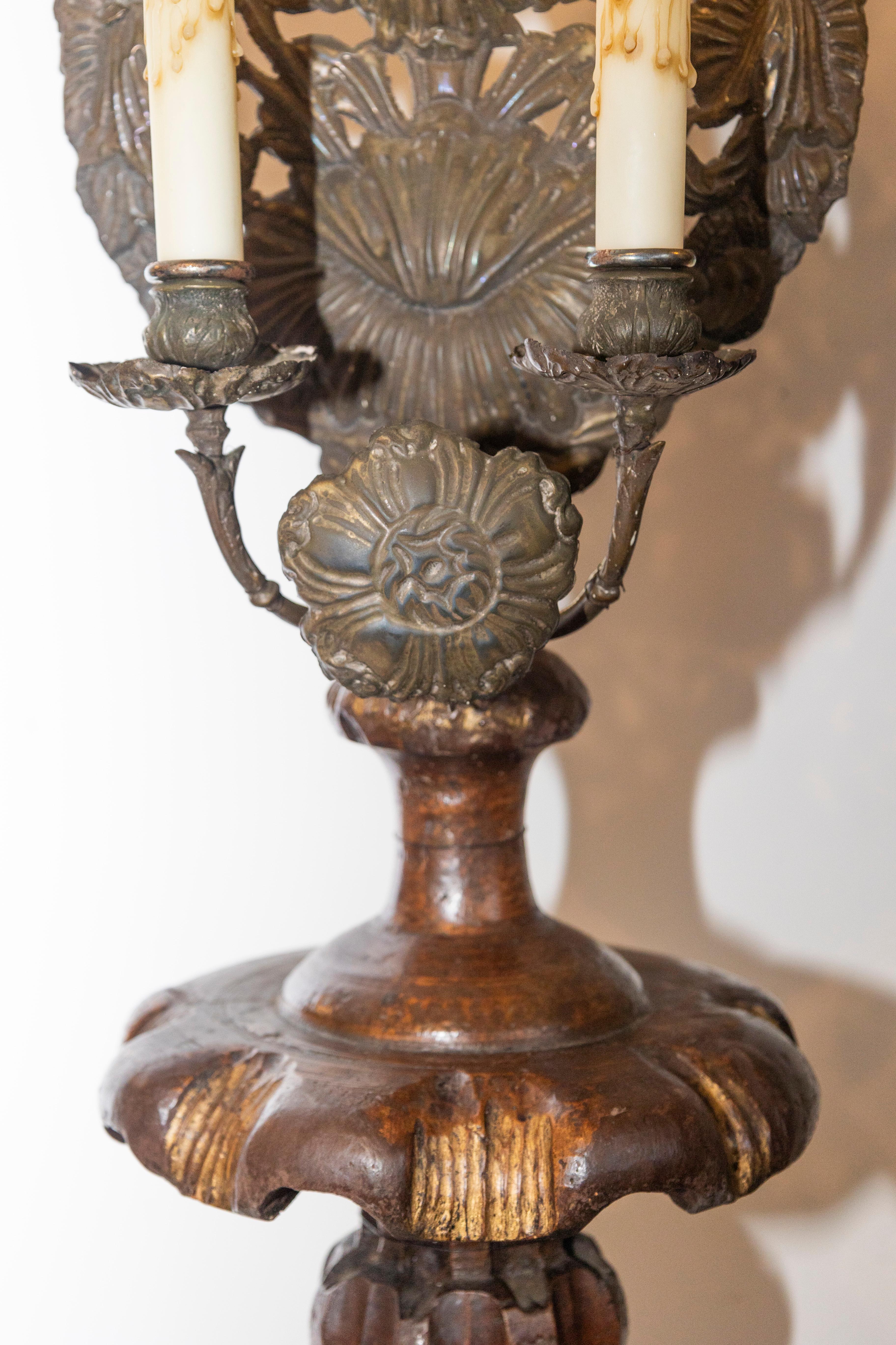 Paire de chandeliers italiens du XIXe siècle en bois sculpté et doré avec motif floral en vente 3