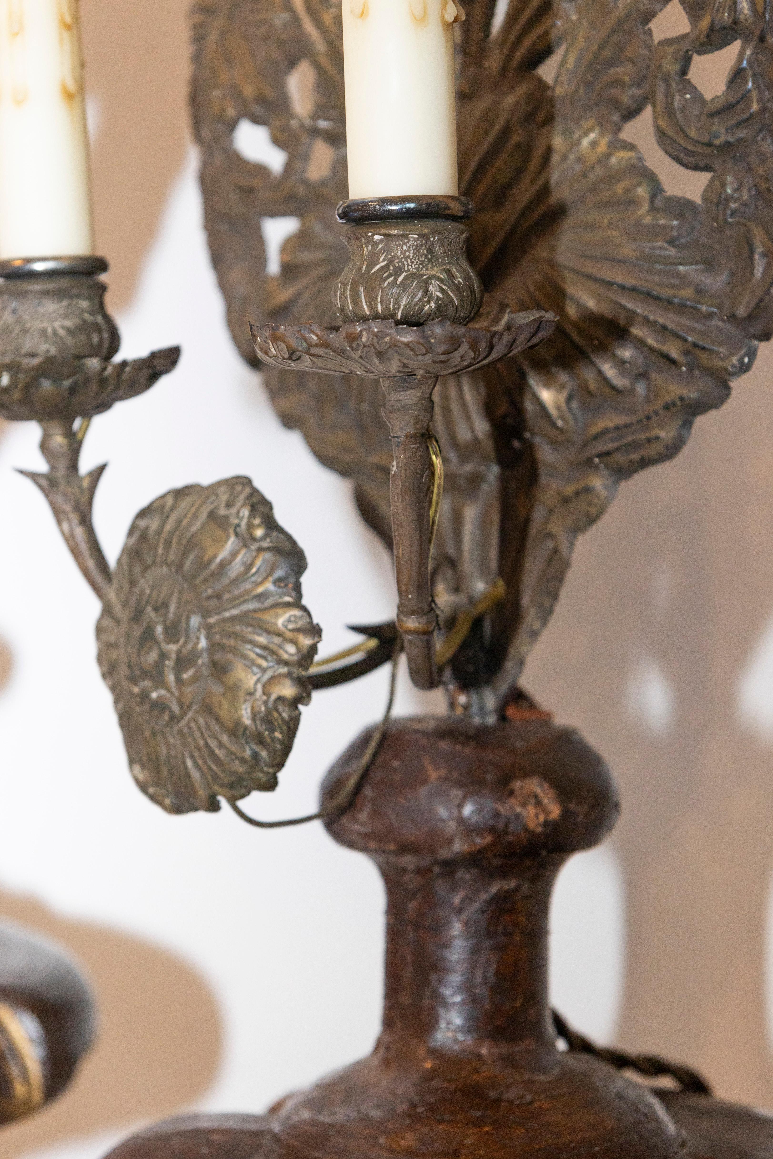Paire de chandeliers italiens du XIXe siècle en bois sculpté et doré avec motif floral en vente 4