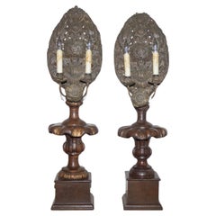 Paar italienische Kerzenständer aus geschnitztem Holz und vergoldetem Holz mit Blumenmotiv aus dem 19. Jahrhundert