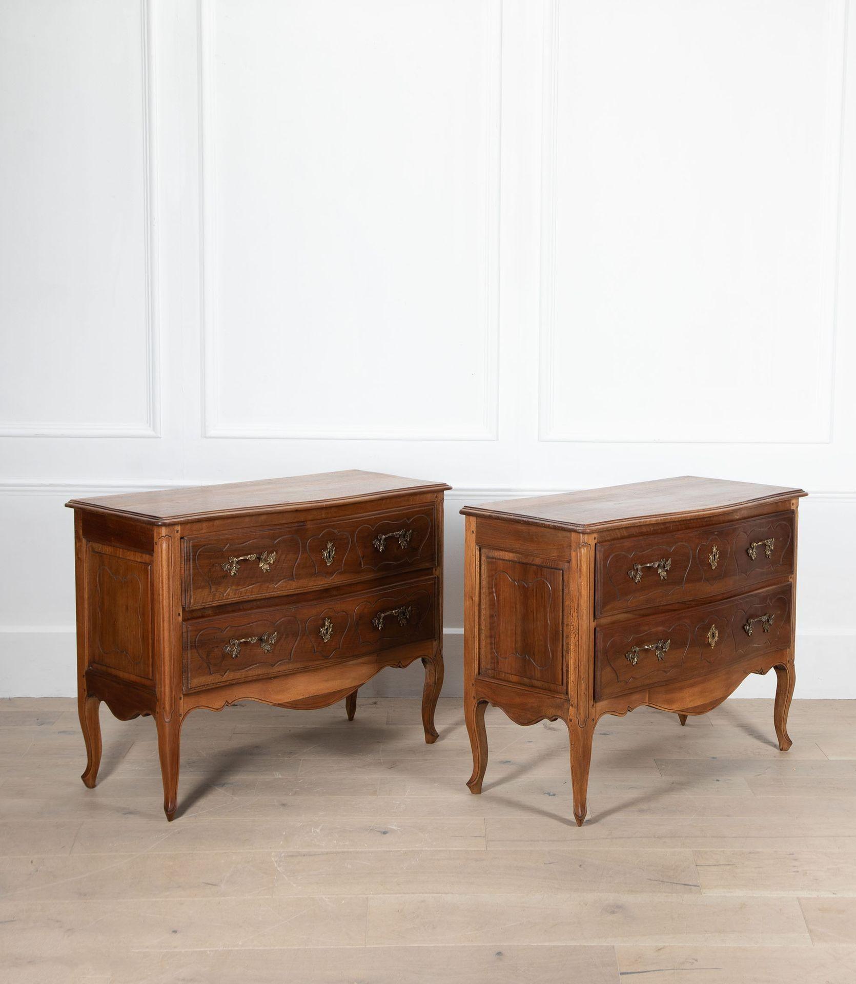 Una coppia di commodes a due cassetti in noce italiano di buone dimensioni.
Circa 1880.
