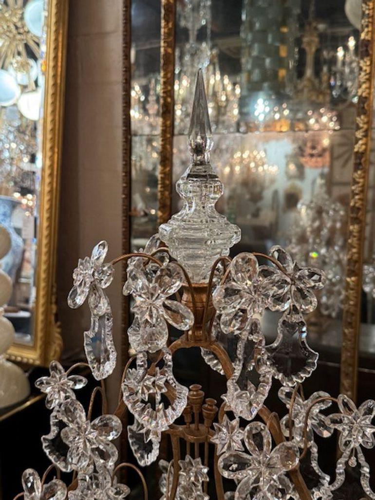 Cristal Paire de girandoles italiennes du 19ème siècle en cristal et fer doré en vente
