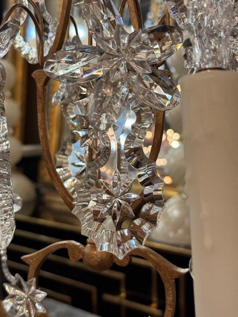 Paire de girandoles italiennes du 19ème siècle en cristal et fer doré en vente 4
