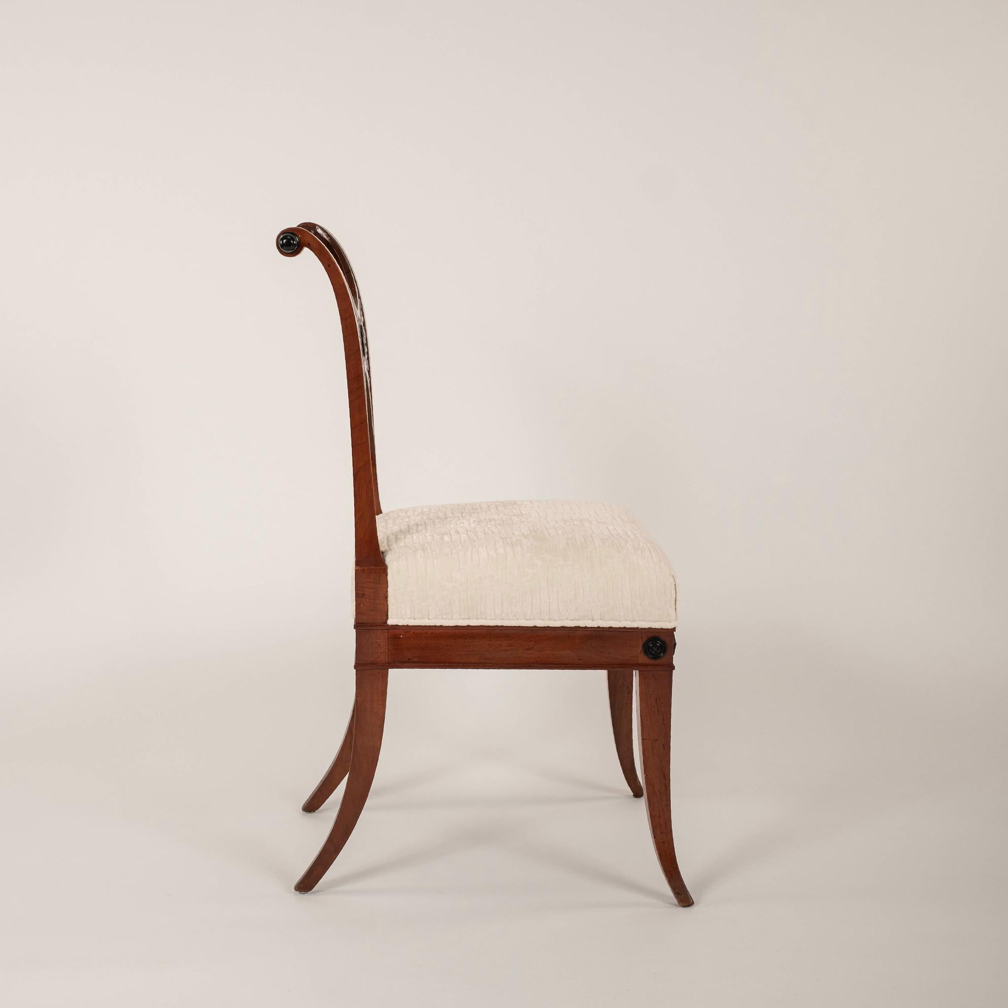 Tissu d'ameublement Paire de chaises d'appoint Empire italiennes du 19e siècle, deux paires disponibles en vente