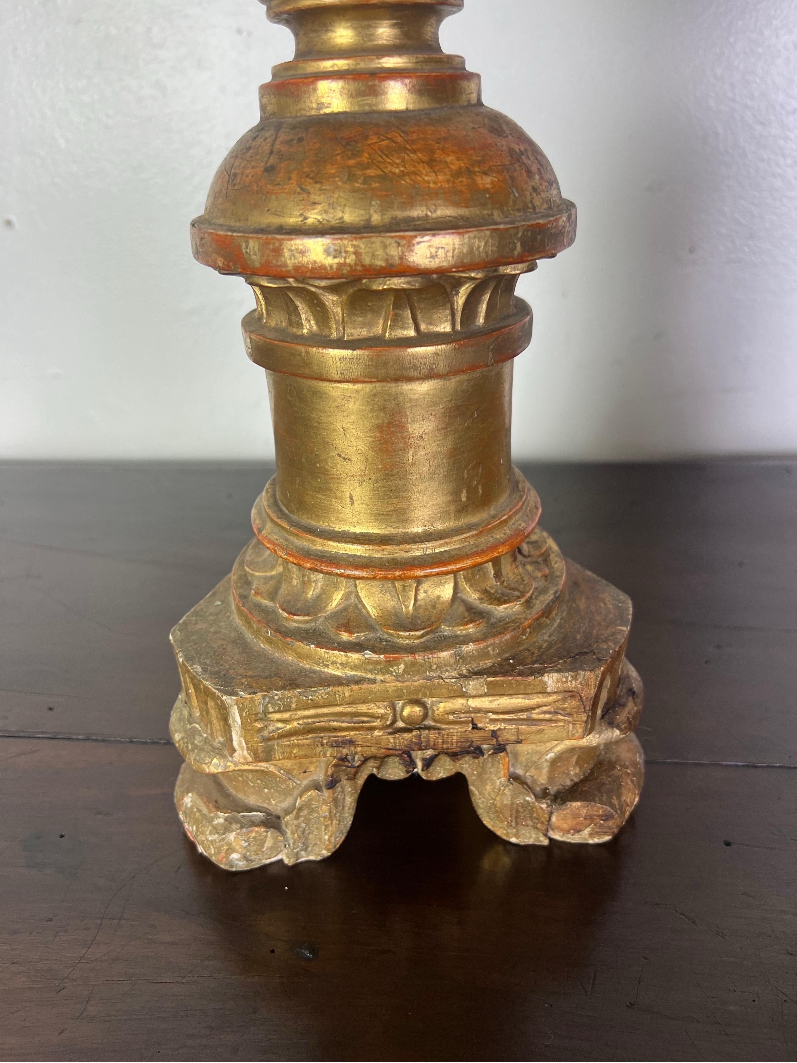 XIXe siècle Paire de chandeliers italiens du 19e siècle en bois doré avec grillons en vente