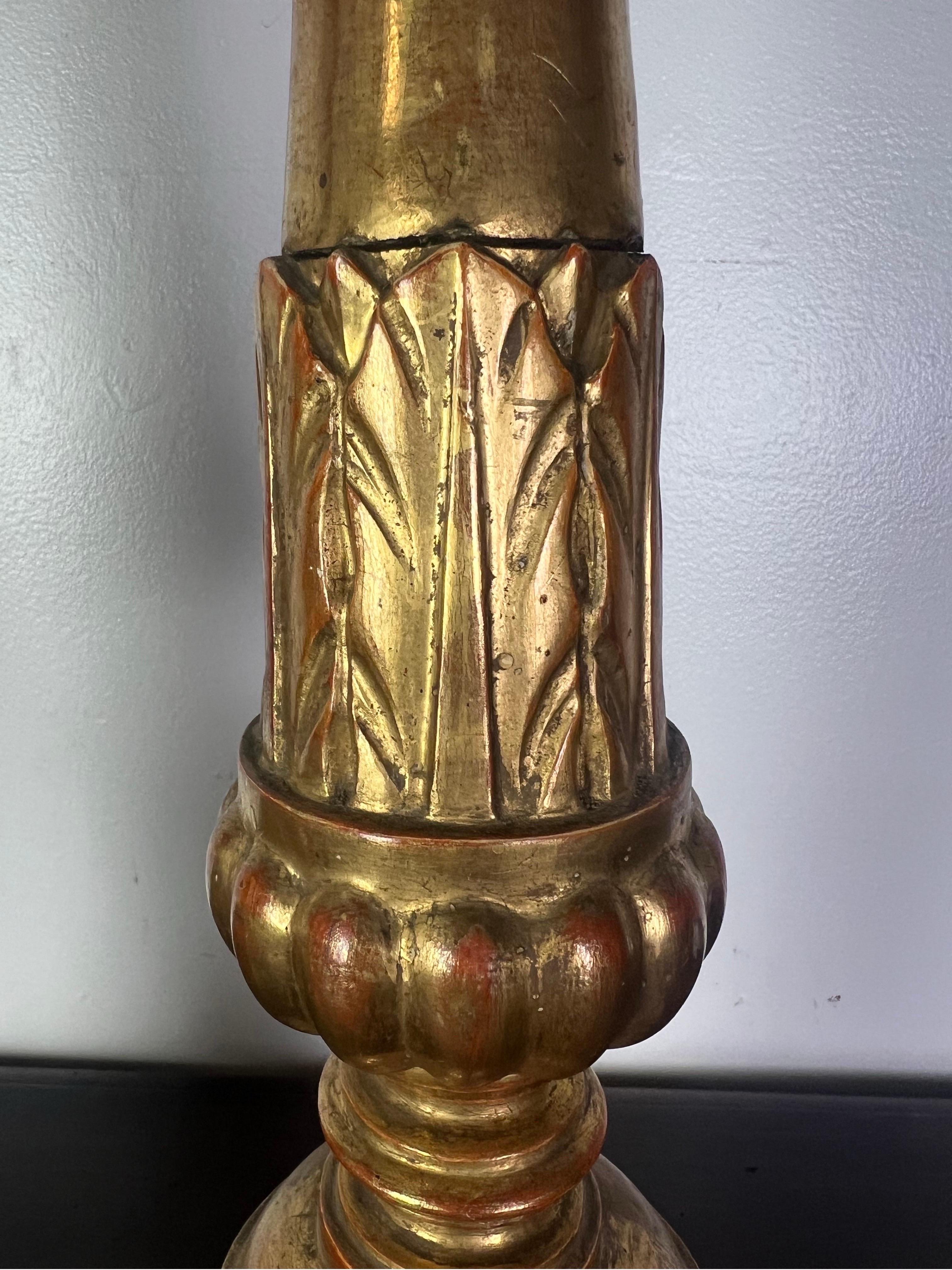Paire de chandeliers italiens du 19e siècle en bois doré avec grillons en vente 2