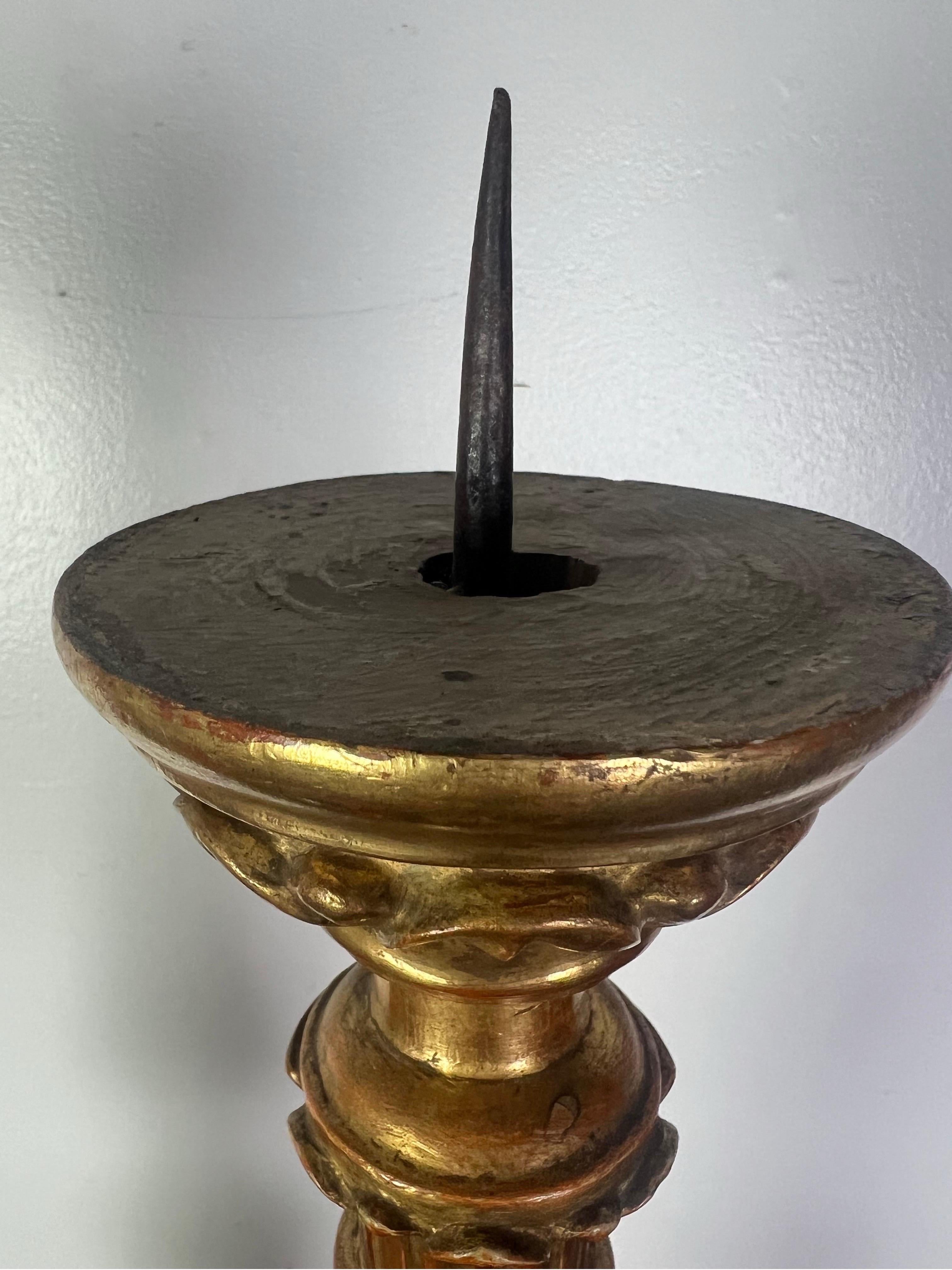 Paire de chandeliers italiens du 19e siècle en bois doré avec grillons en vente 3