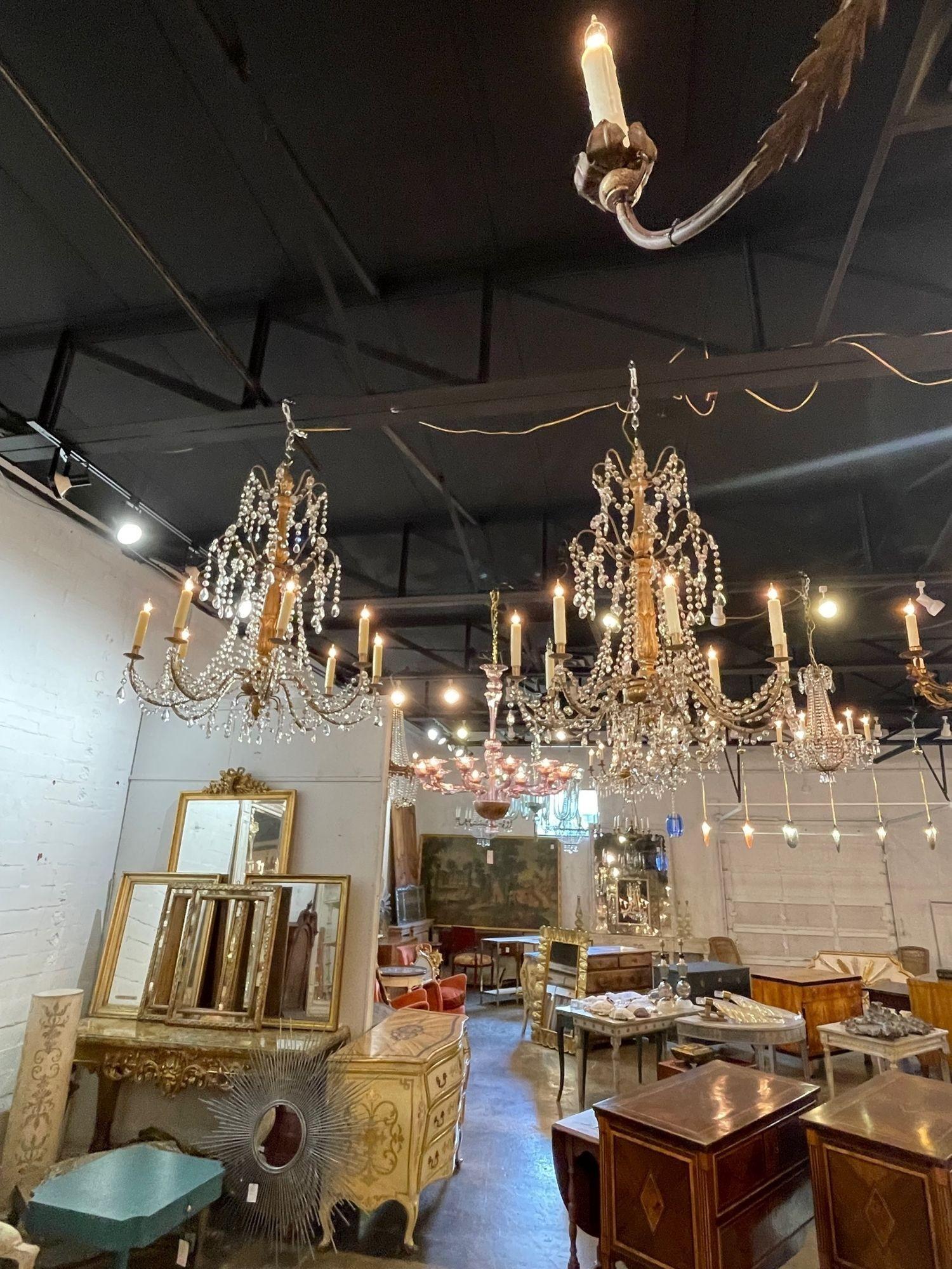 Coppia di lampadari italiani in legno dorato e cristallo del XIX secolo in vendita 5