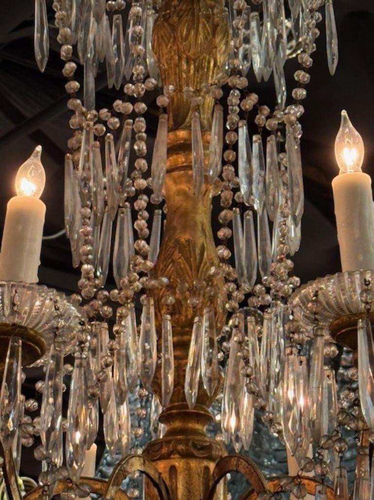 Paar italienische Kronleuchter aus Giltwood und Kristall des 19. im Angebot 5