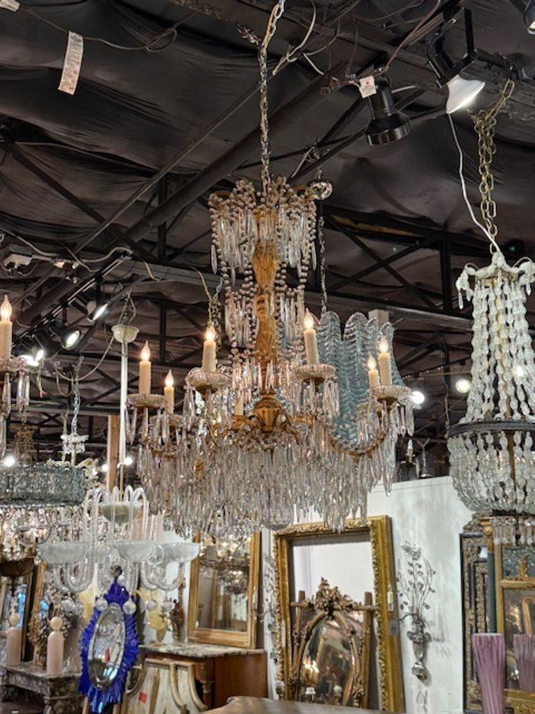 Paar italienische Kronleuchter aus Giltwood und Kristall des 19. (Italienisch) im Angebot