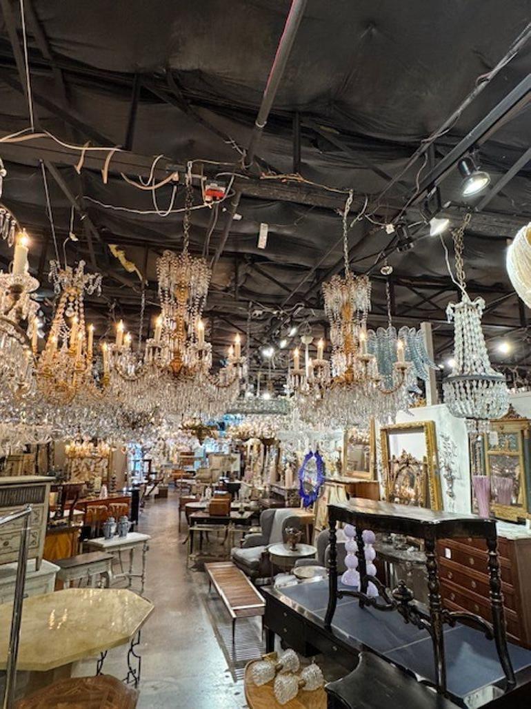 Paar italienische Kronleuchter aus Giltwood und Kristall des 19. im Zustand „Gut“ im Angebot in Dallas, TX