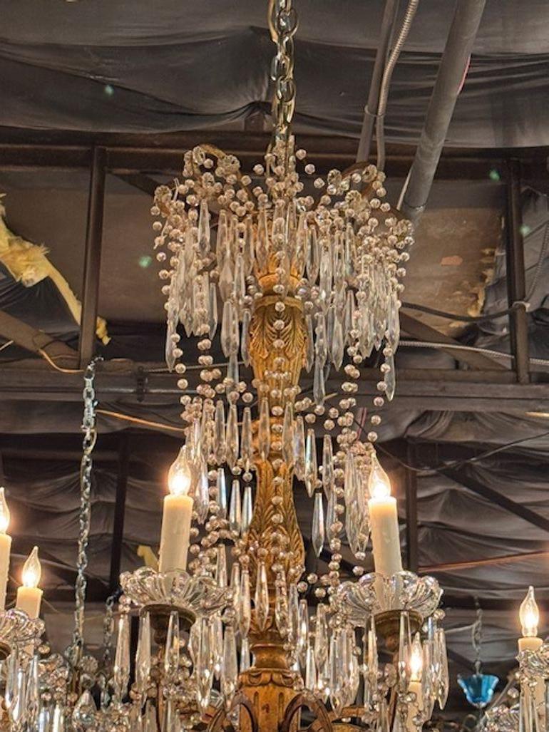 Paar italienische Kronleuchter aus Giltwood und Kristall des 19. (19. Jahrhundert) im Angebot