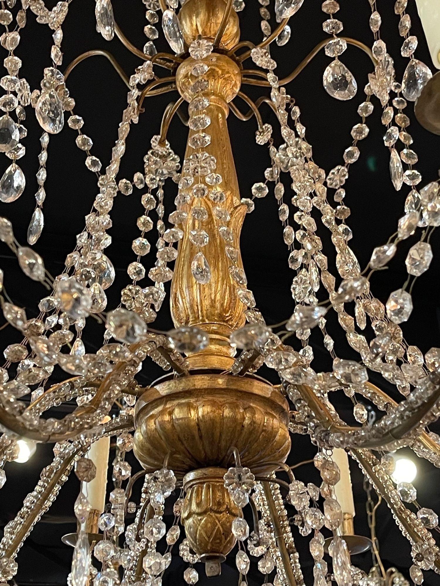 Coppia di lampadari italiani in legno dorato e cristallo del XIX secolo in vendita 1