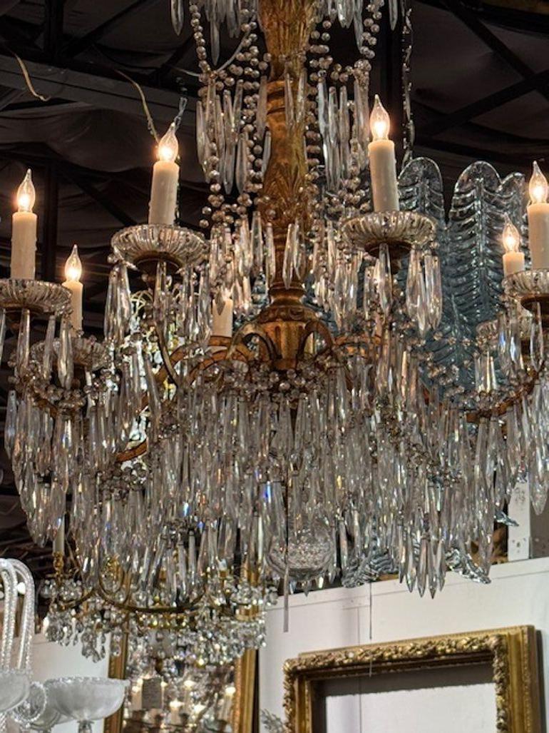 Paar italienische Kronleuchter aus Giltwood und Kristall des 19. im Angebot 1