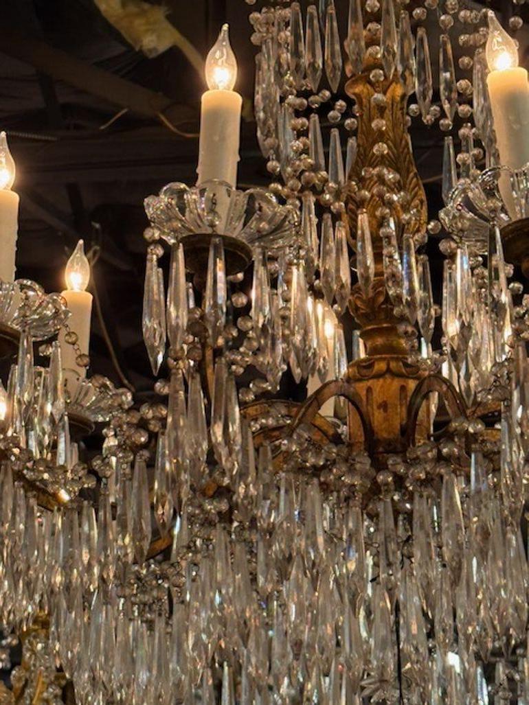 Paar italienische Kronleuchter aus Giltwood und Kristall des 19. im Angebot 2