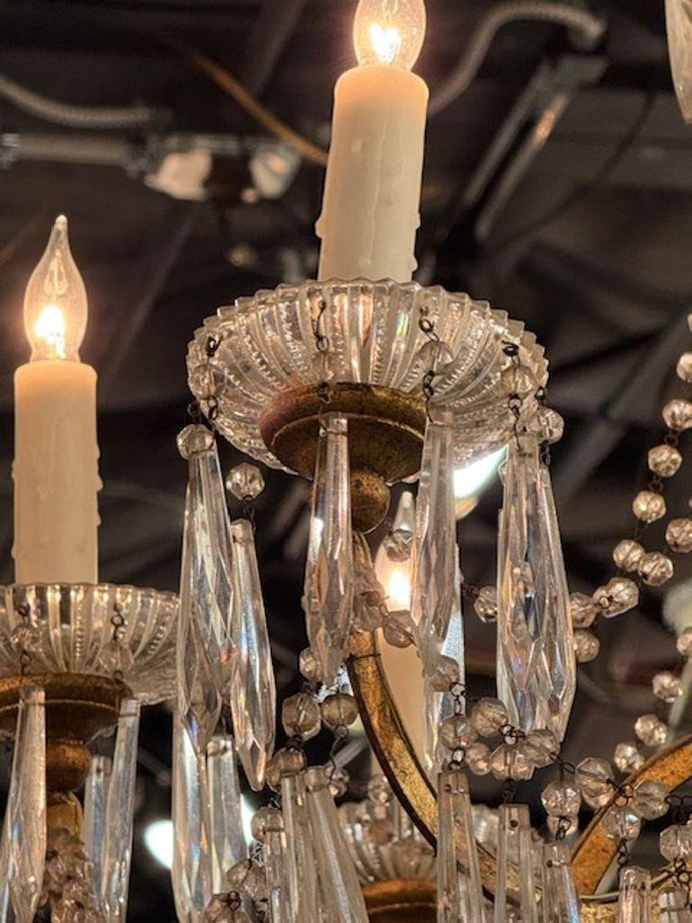 Paar italienische Kronleuchter aus Giltwood und Kristall des 19. im Angebot 3
