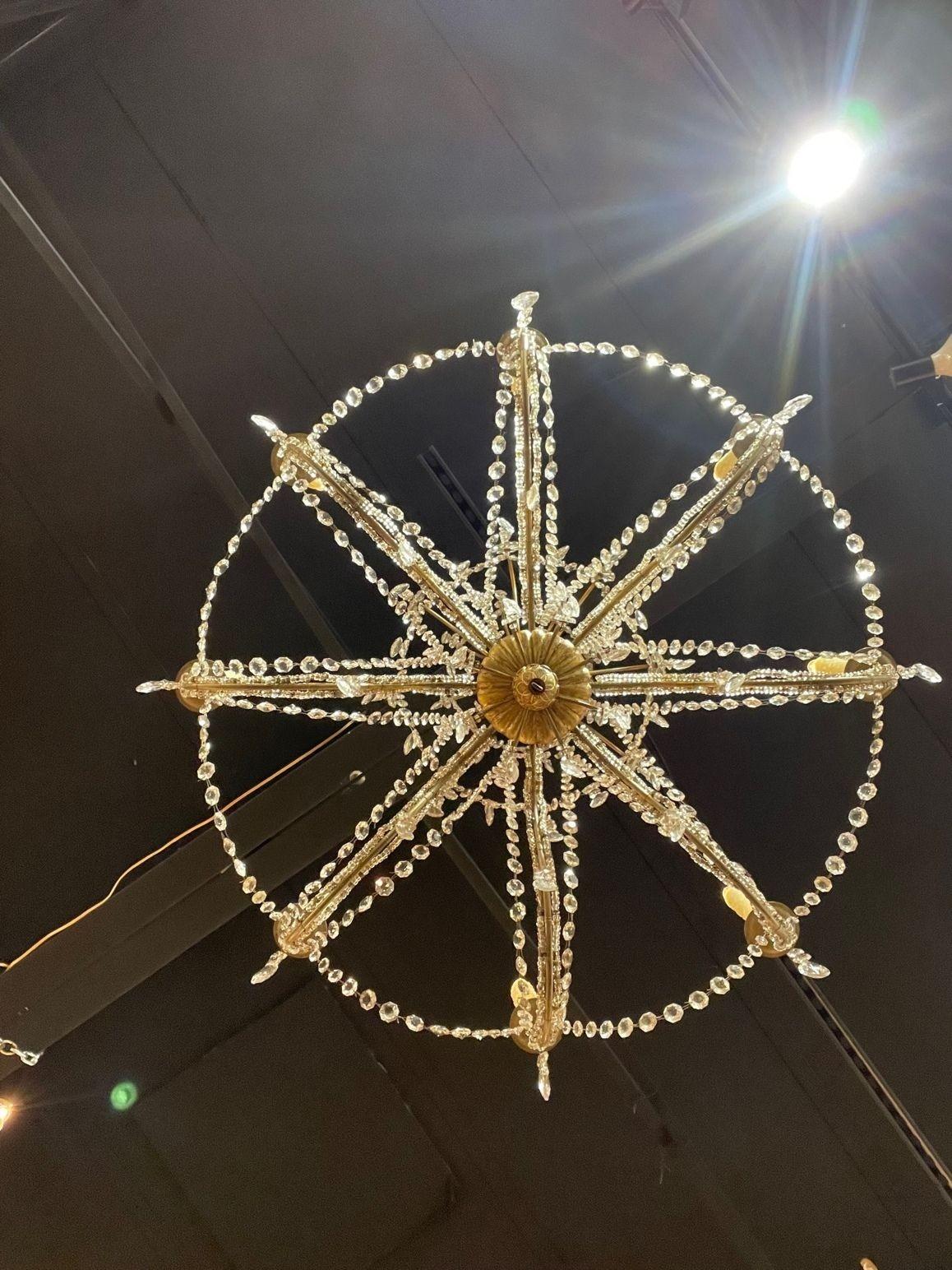 Coppia di lampadari italiani in legno dorato e cristallo del XIX secolo in vendita 4