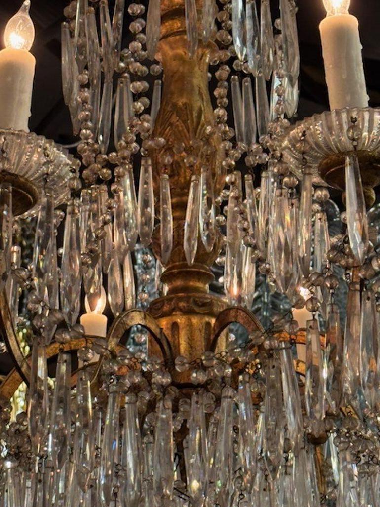 Paar italienische Kronleuchter aus Giltwood und Kristall des 19. im Angebot 4