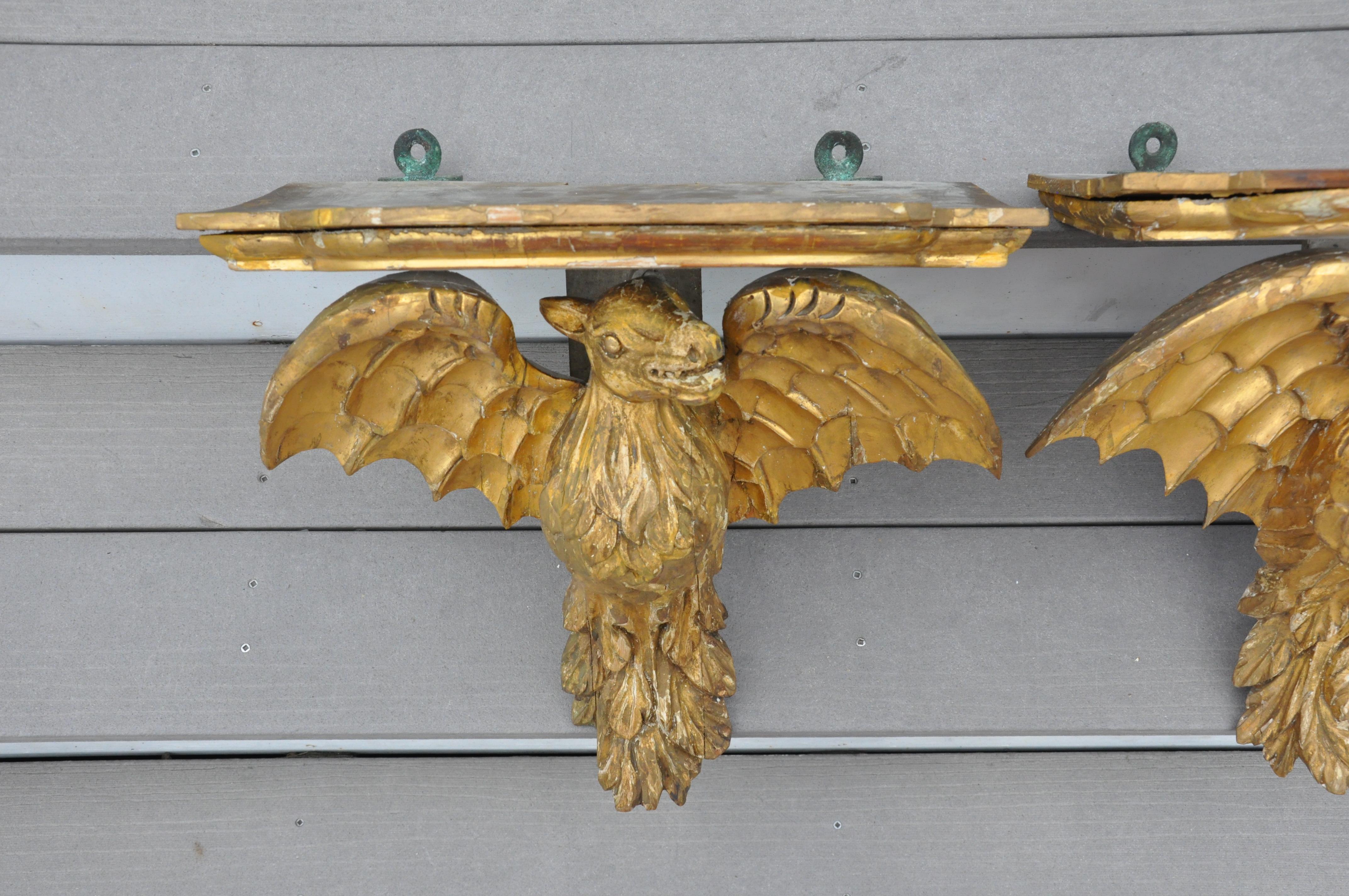 Paire de supports muraux en bois doré italien du 19ème siècle en forme de chauve-souris en vente 4