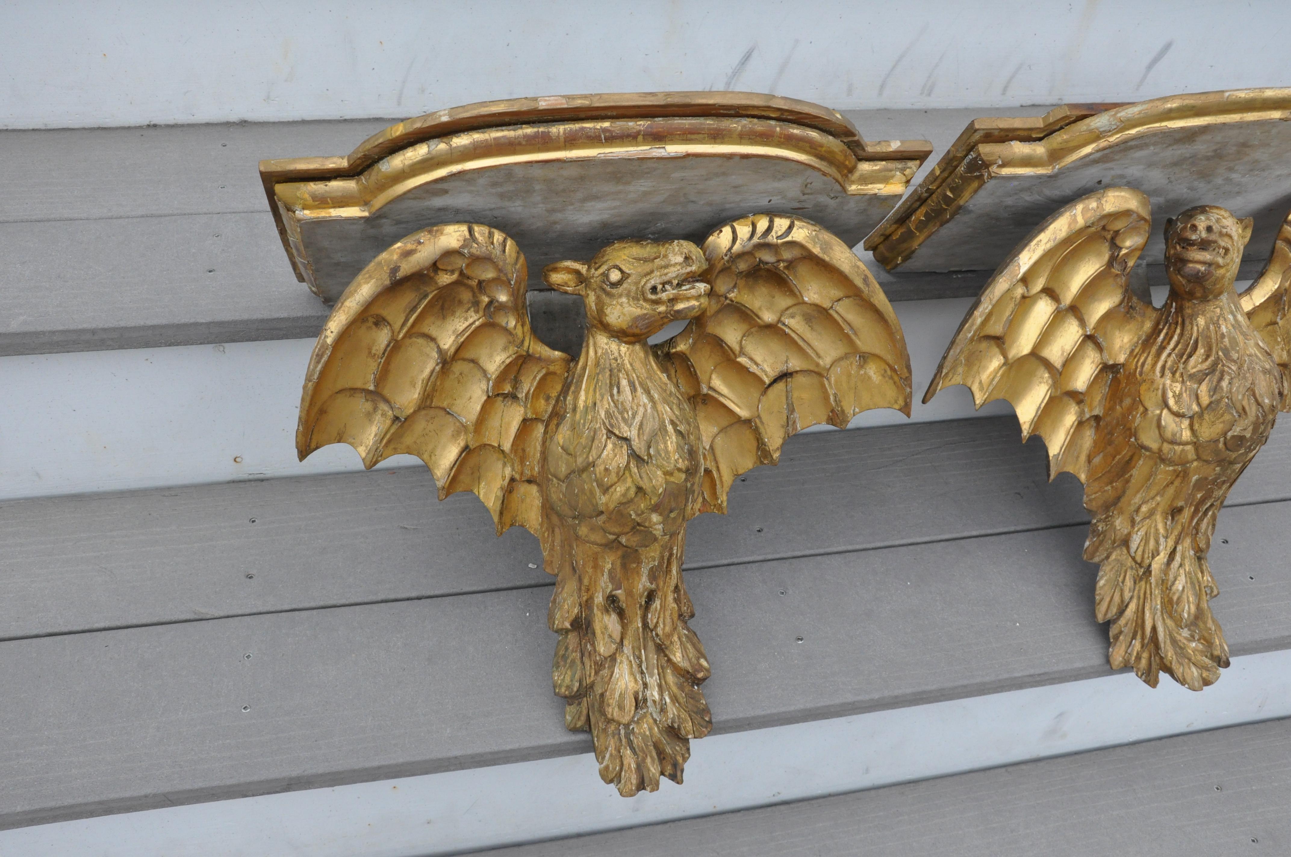 Sculpté Paire de supports muraux en bois doré italien du 19ème siècle en forme de chauve-souris en vente