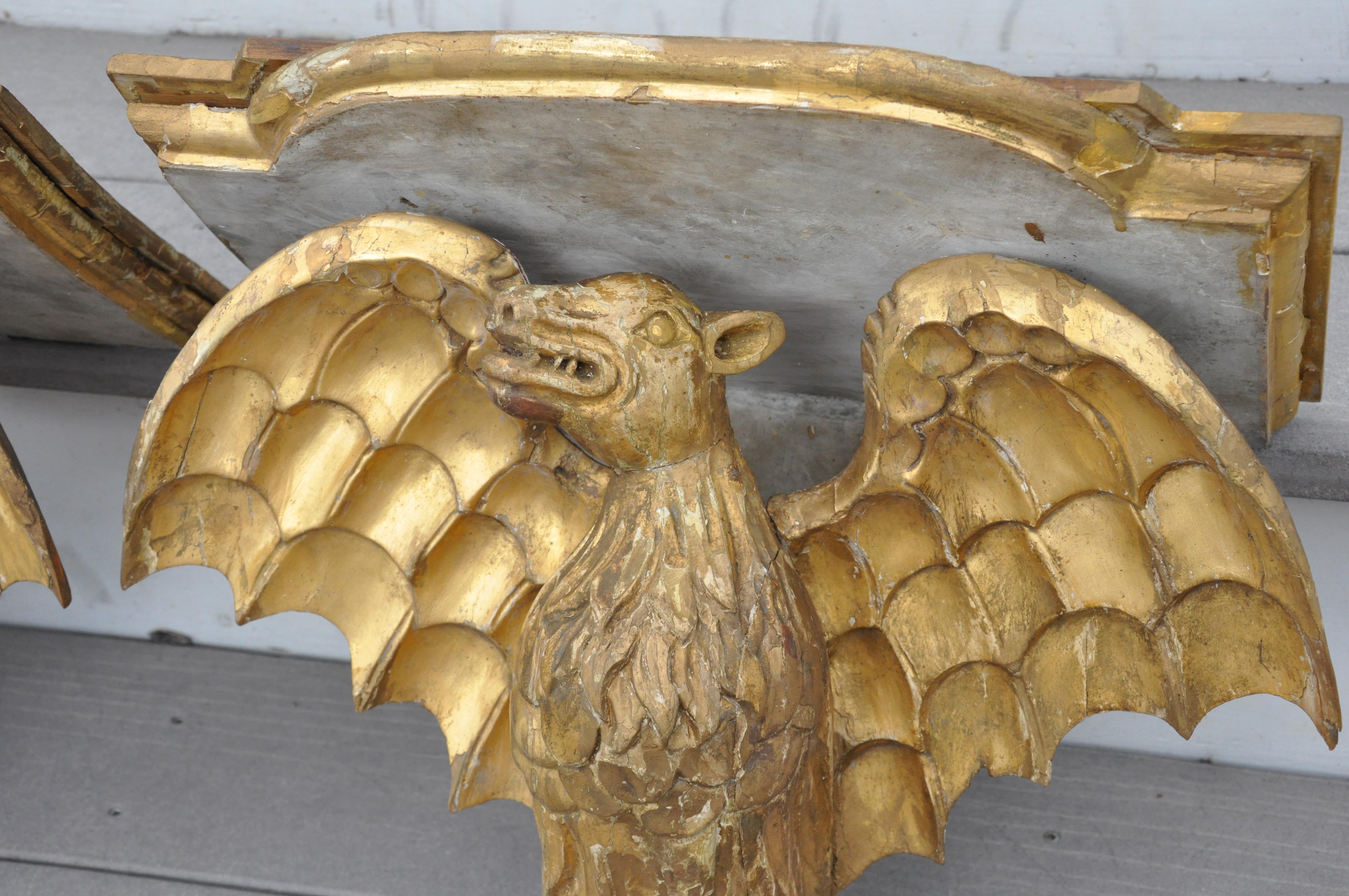 Paire de supports muraux en bois doré italien du 19ème siècle en forme de chauve-souris État moyen - En vente à Essex, MA