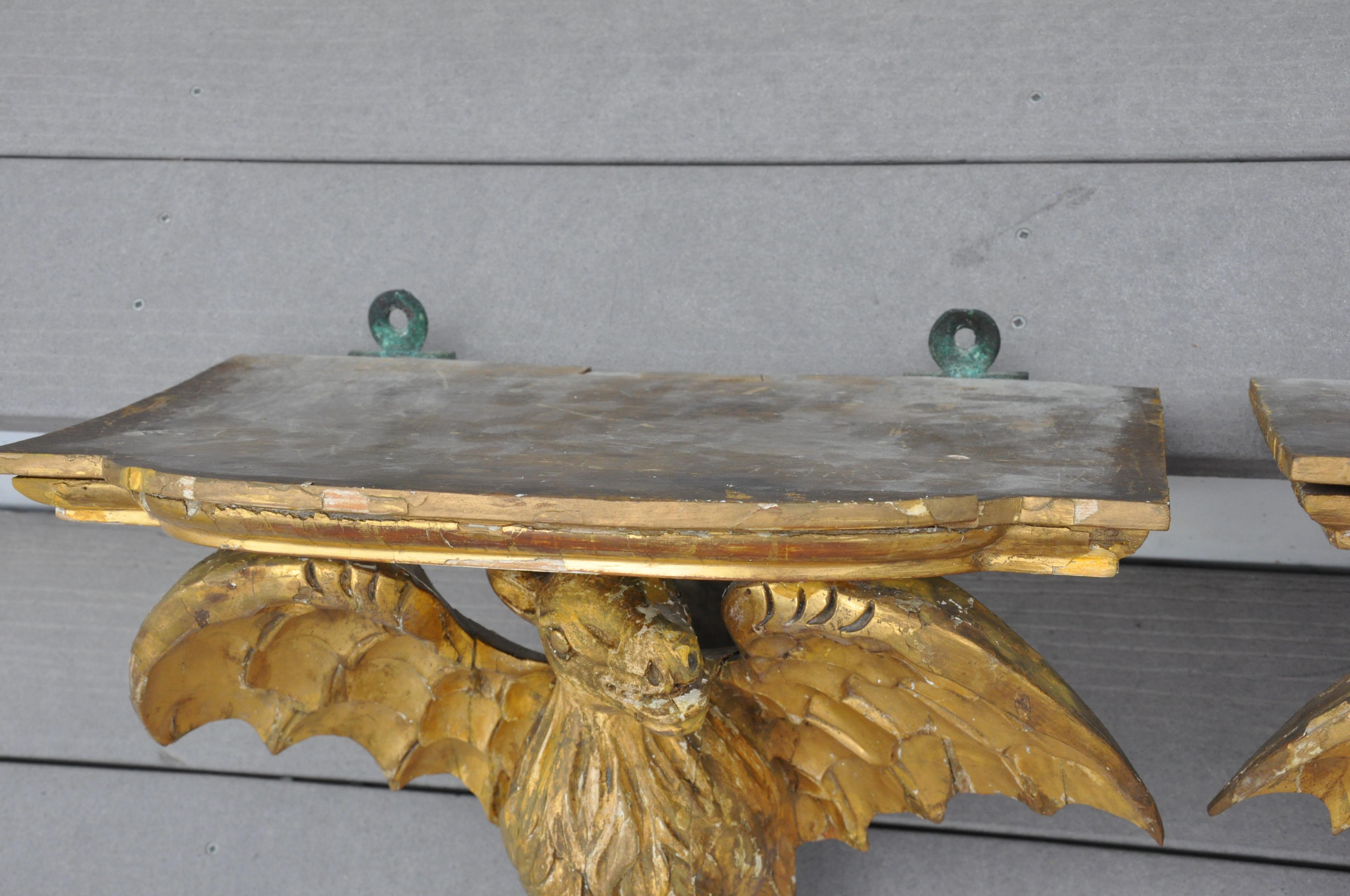 Paire de supports muraux en bois doré italien du 19ème siècle en forme de chauve-souris en vente 1