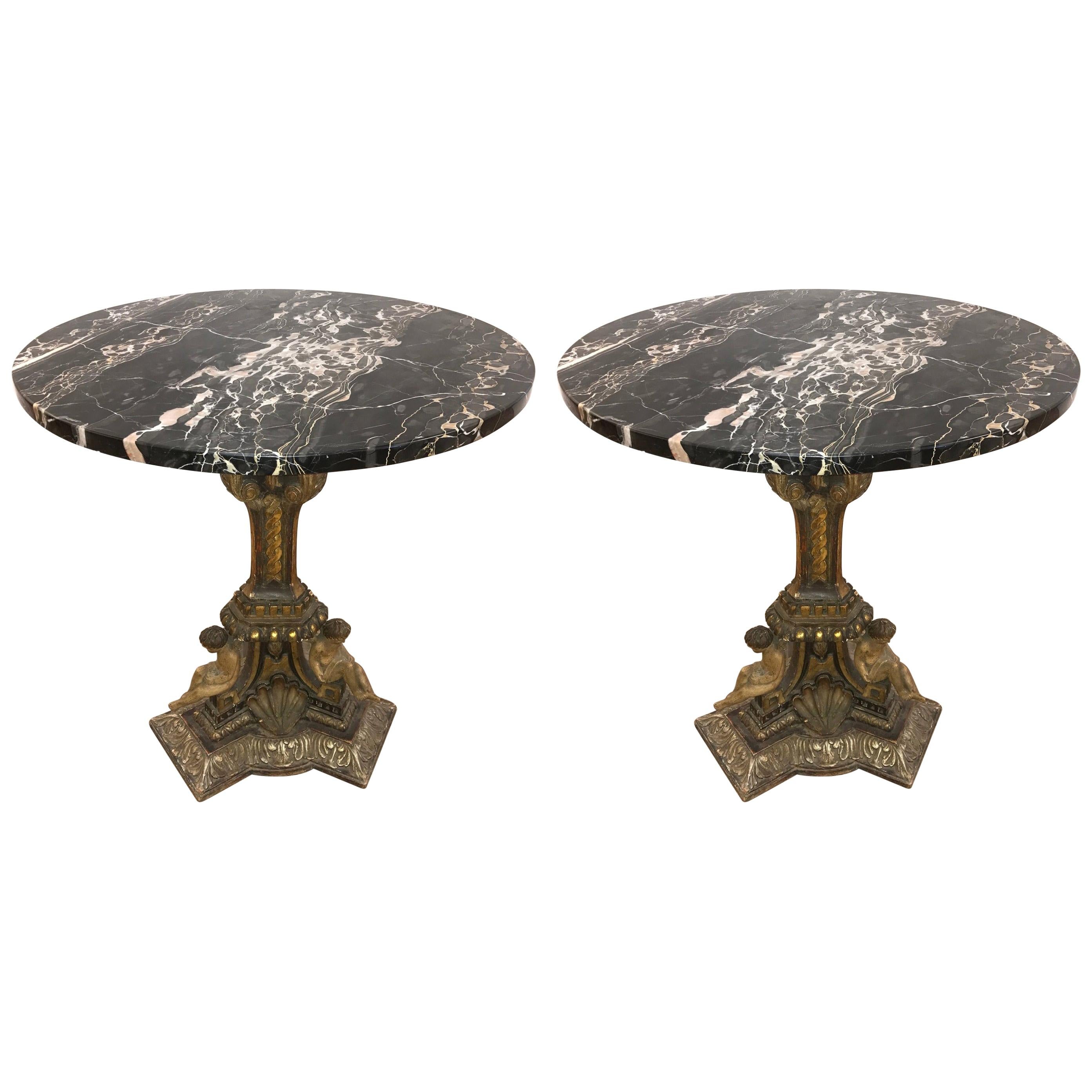 Paire de tables à piédestal italiennes du 19ème siècle en bois doré avec plateau en marbre