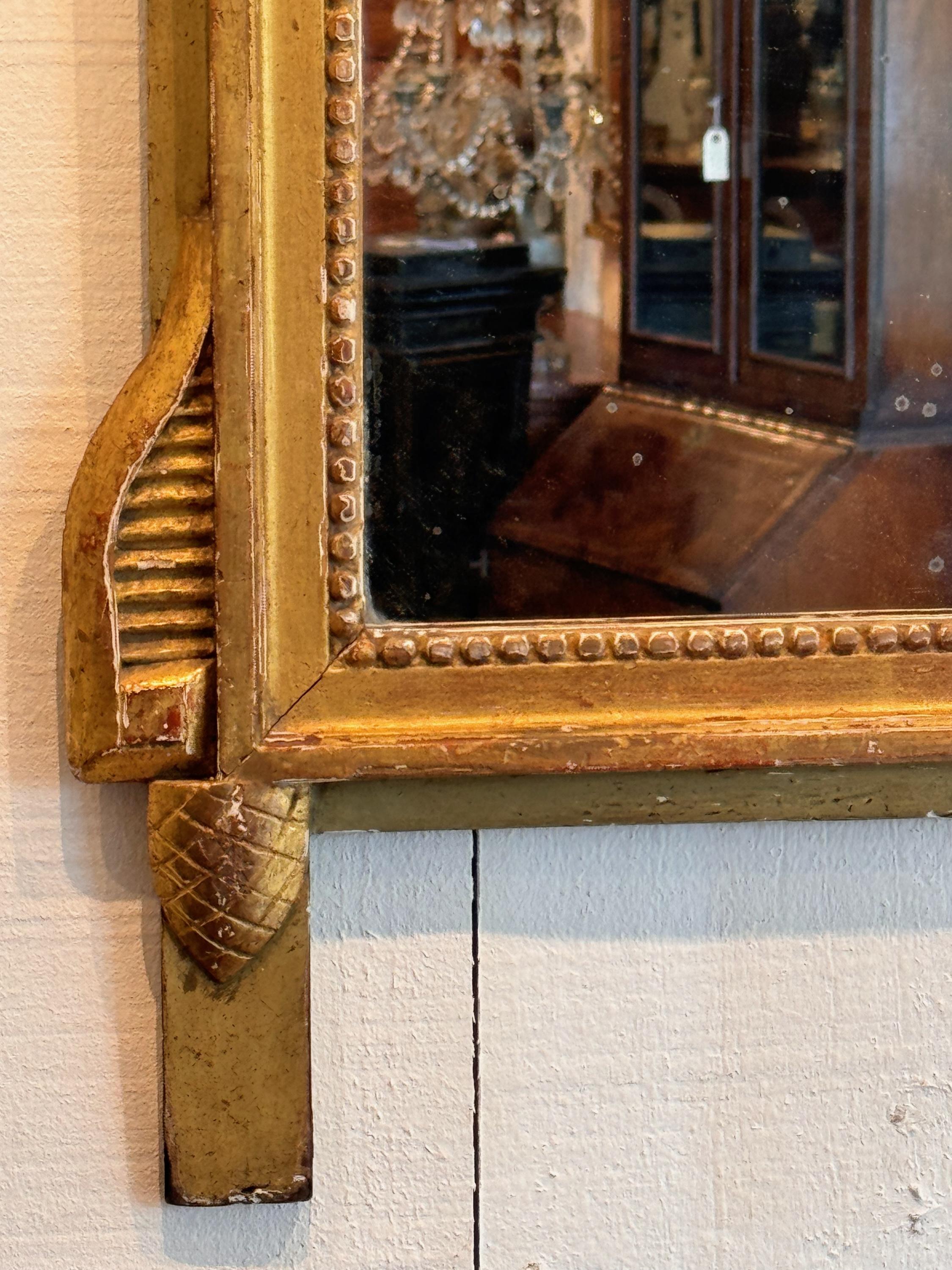 Bois doré Paire de miroirs italiens en bois doré du 19e siècle en vente
