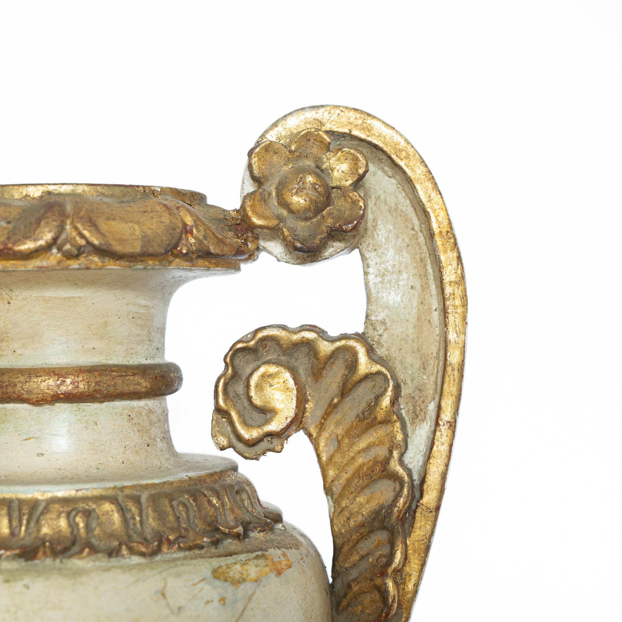 Paire de porte-palmiers italiens en bois doré du XIXe siècle.
Historiquement utilisé dans les chapelles et les riches demeures du sud de l'Italie.
Peinture dorée d'origine et carrosserie crème.
Ces lampes peuvent être converties en lampes si