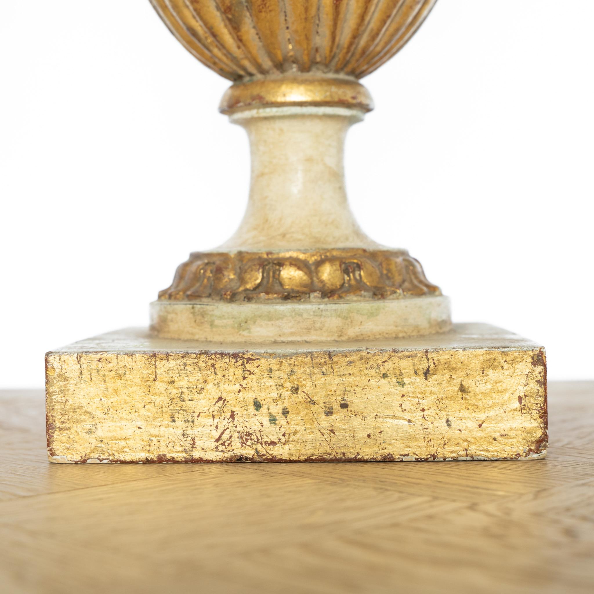 Sculpté à la main Paire de porte-palmiers / pieds de lampe en bois doré italien du 19e siècle en vente